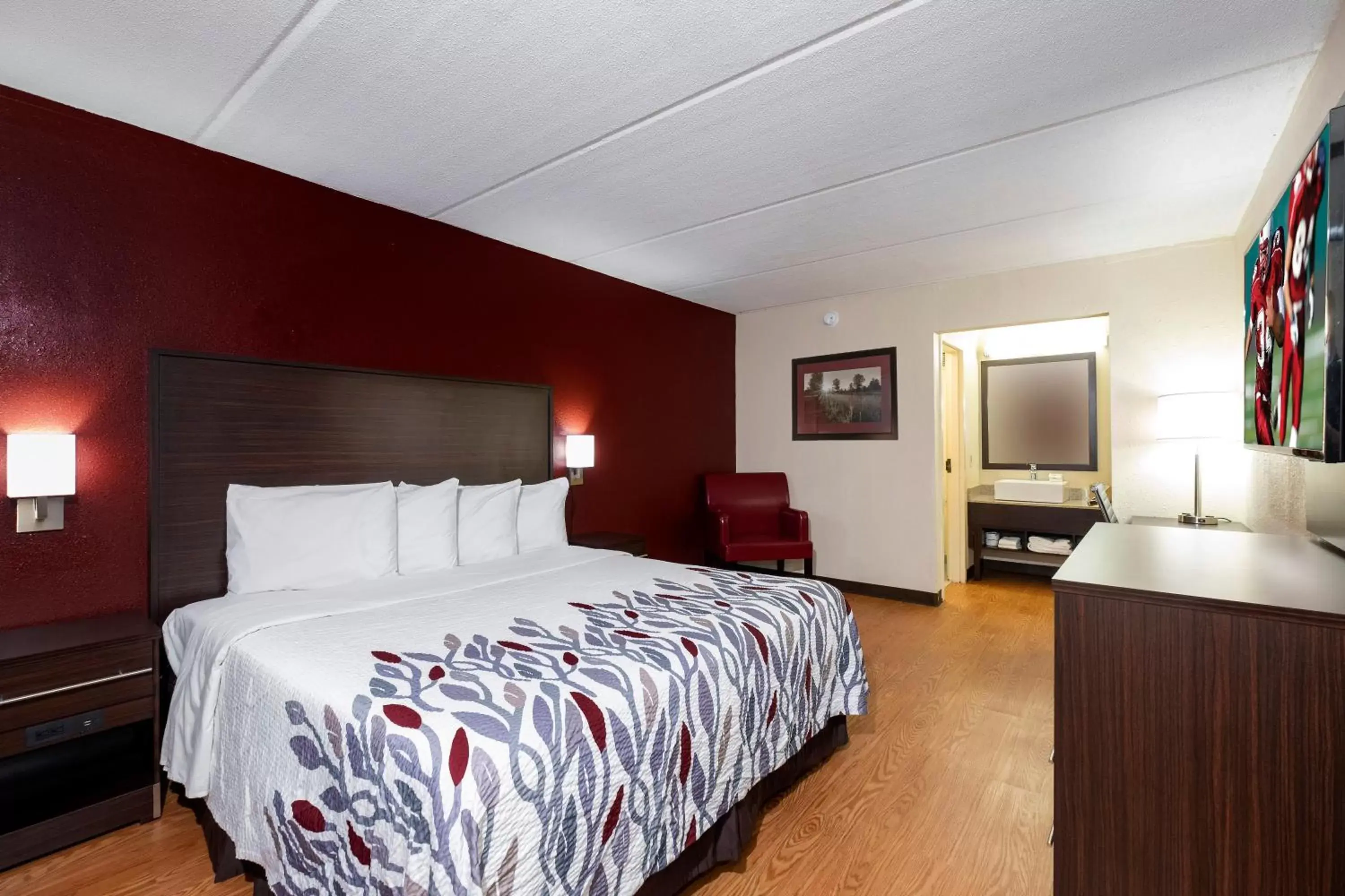Superior King Room Non-Smoking in Red Roof Inn Kenly - I-95 Superior King Room Non-Smoking in Red Roof Inn Kenly - I-95