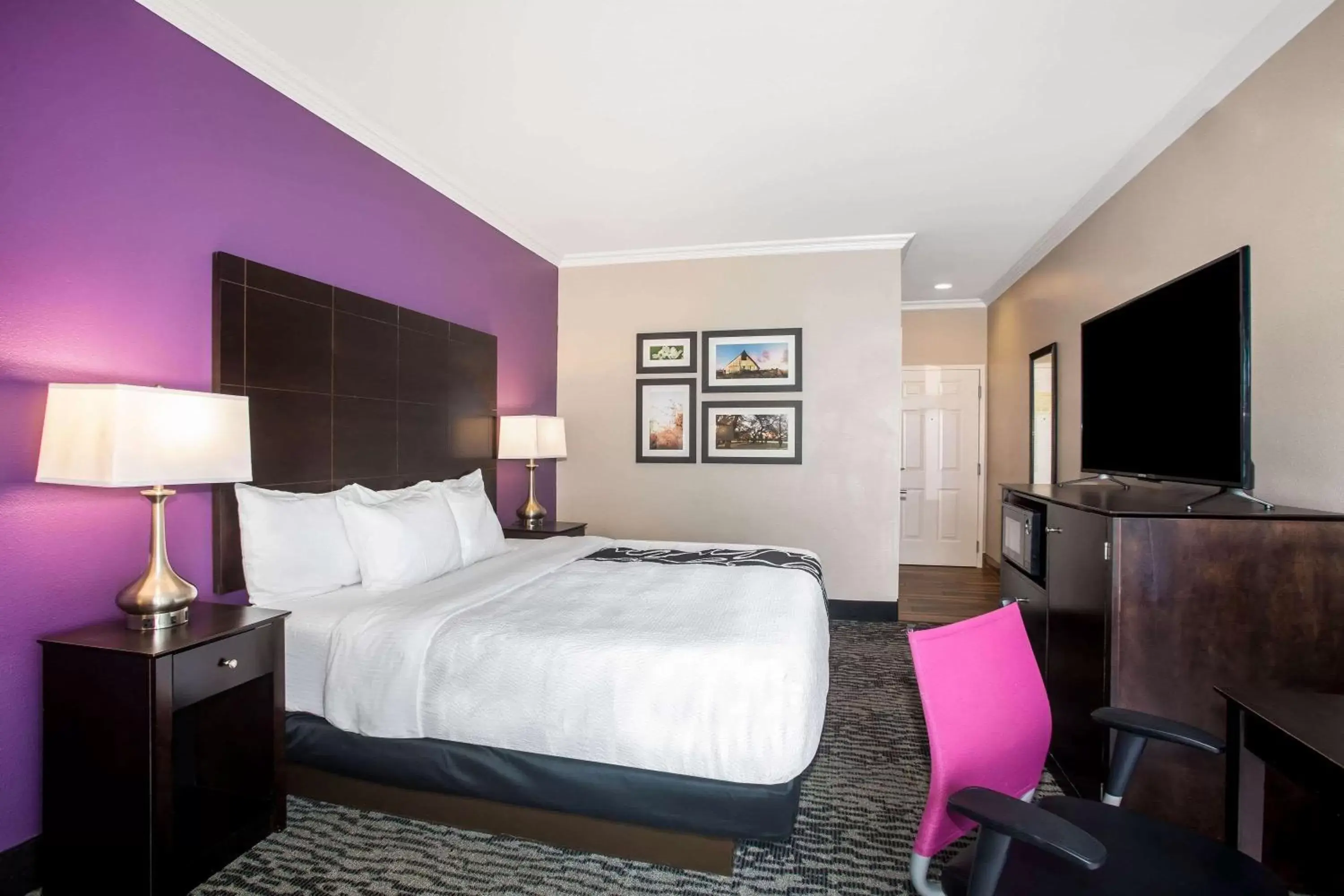 Deluxe King Room in La Quinta by Wyndham Columbus TX Deluxe King Room in La Quinta by Wyndham Columbus TX