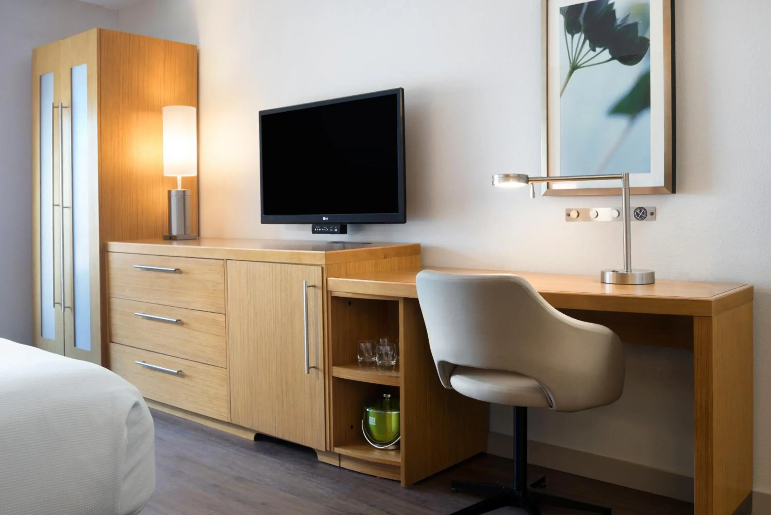 King Room with Sofa Bed and Accessible Tub - Disability Access in Hyatt Place Austin Downtown King Room with Sofa Bed and Accessible Tub - Disability Access in Hyatt Place Austin Downtown