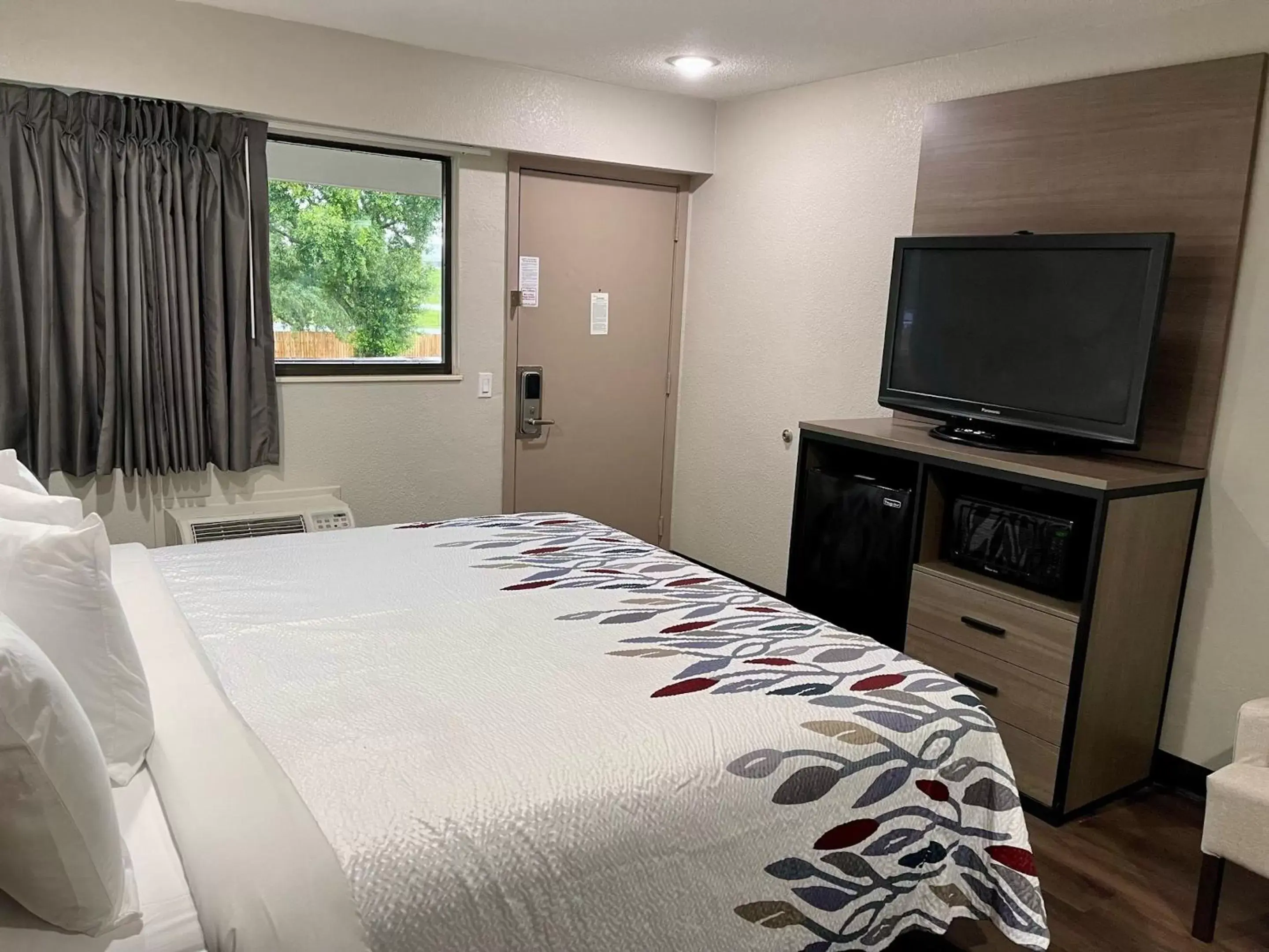 Superior King Room Smoking Renovated in Red Roof Inn Lafayette, LA Superior King Room Smoking Renovated in Red Roof Inn Lafayette, LA