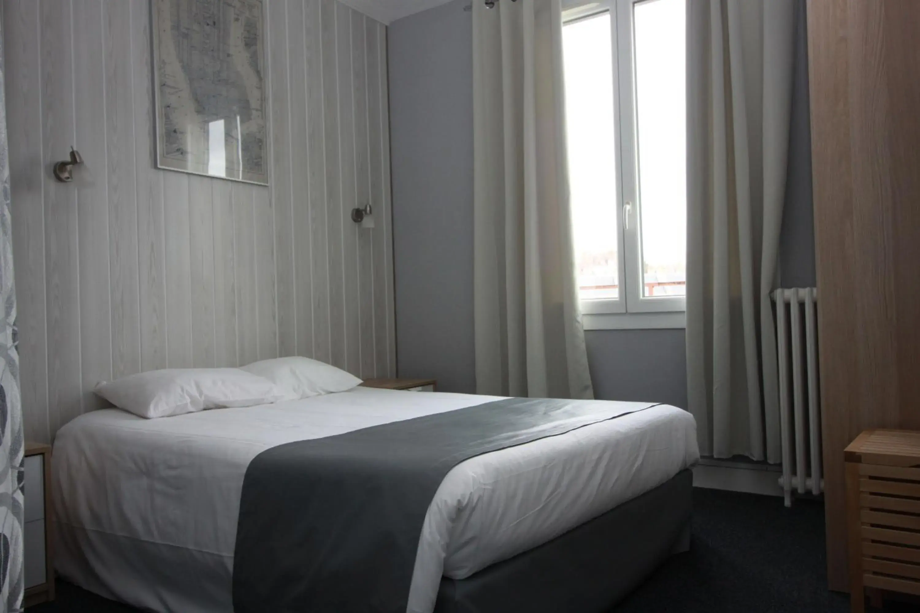 Single Room with Shower - single occupancy in Hotel De l'Univers Single Room with Shower - single occupancy in Hotel De l'Univers