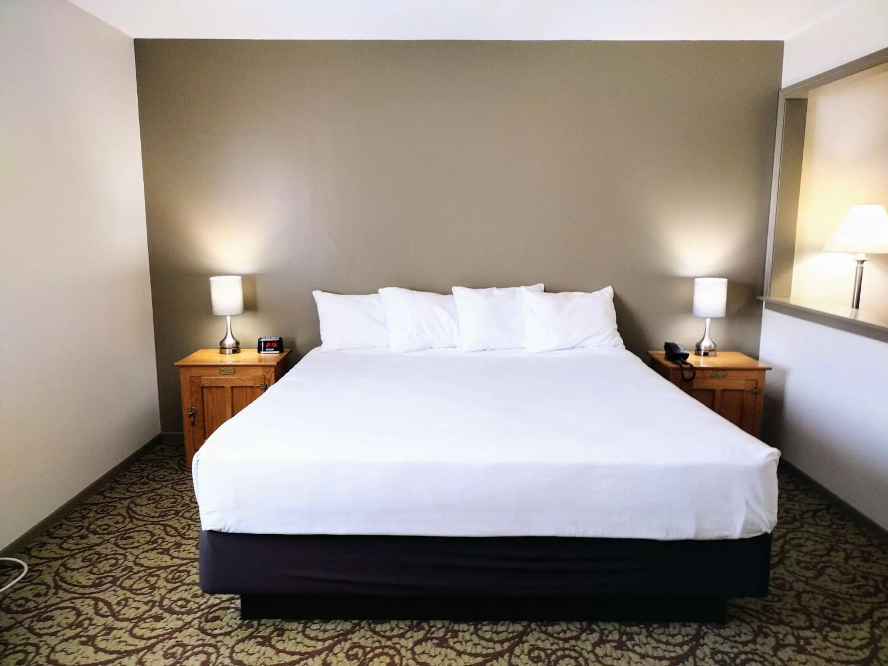 King Suite with Spa Bath in SureStay Hotel by Best Western Spicer King Suite with Spa Bath in SureStay Hotel by Best Western Spicer