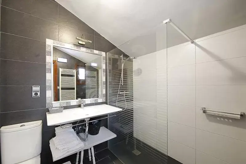 Twin Room in Hotel Larrañaga Twin Room in Hotel Larrañaga