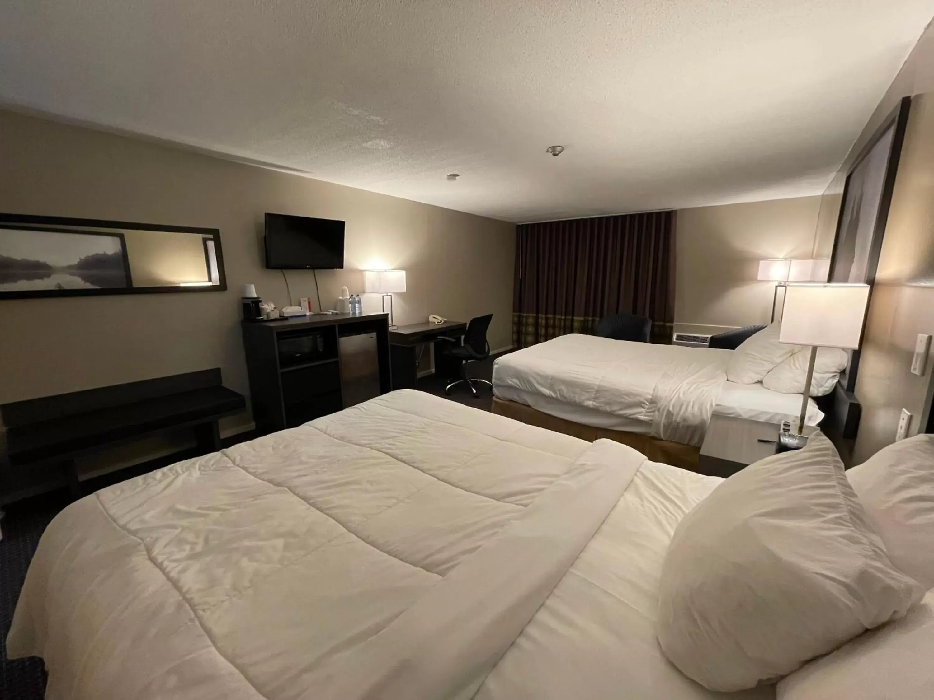 Queen Room with Two Queen Beds and Pool View - Non-Smoking in Super 8 by Wyndham Gananoque - Country Squire Resort Queen Room with Two Queen Beds and Pool View - Non-Smoking in Super 8 by Wyndham Gananoque - Country Squire Resort