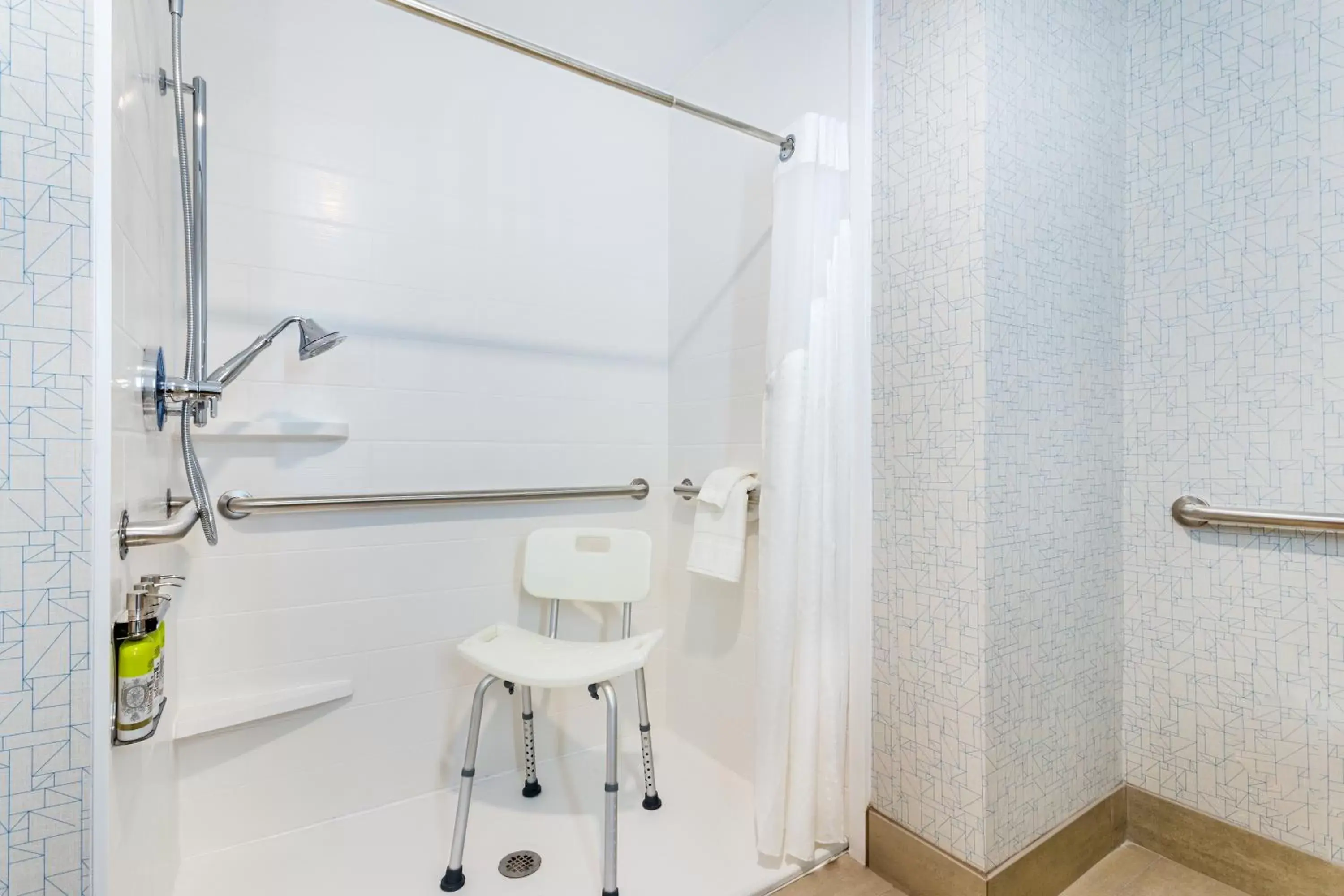 Two-Bedroom Suite - Mobility Accessible Tub in Holiday Inn Express & Suites Niceville - Eglin Area by IHG Two-Bedroom Suite - Mobility Accessible Tub in Holiday Inn Express & Suites Niceville - Eglin Area by IHG