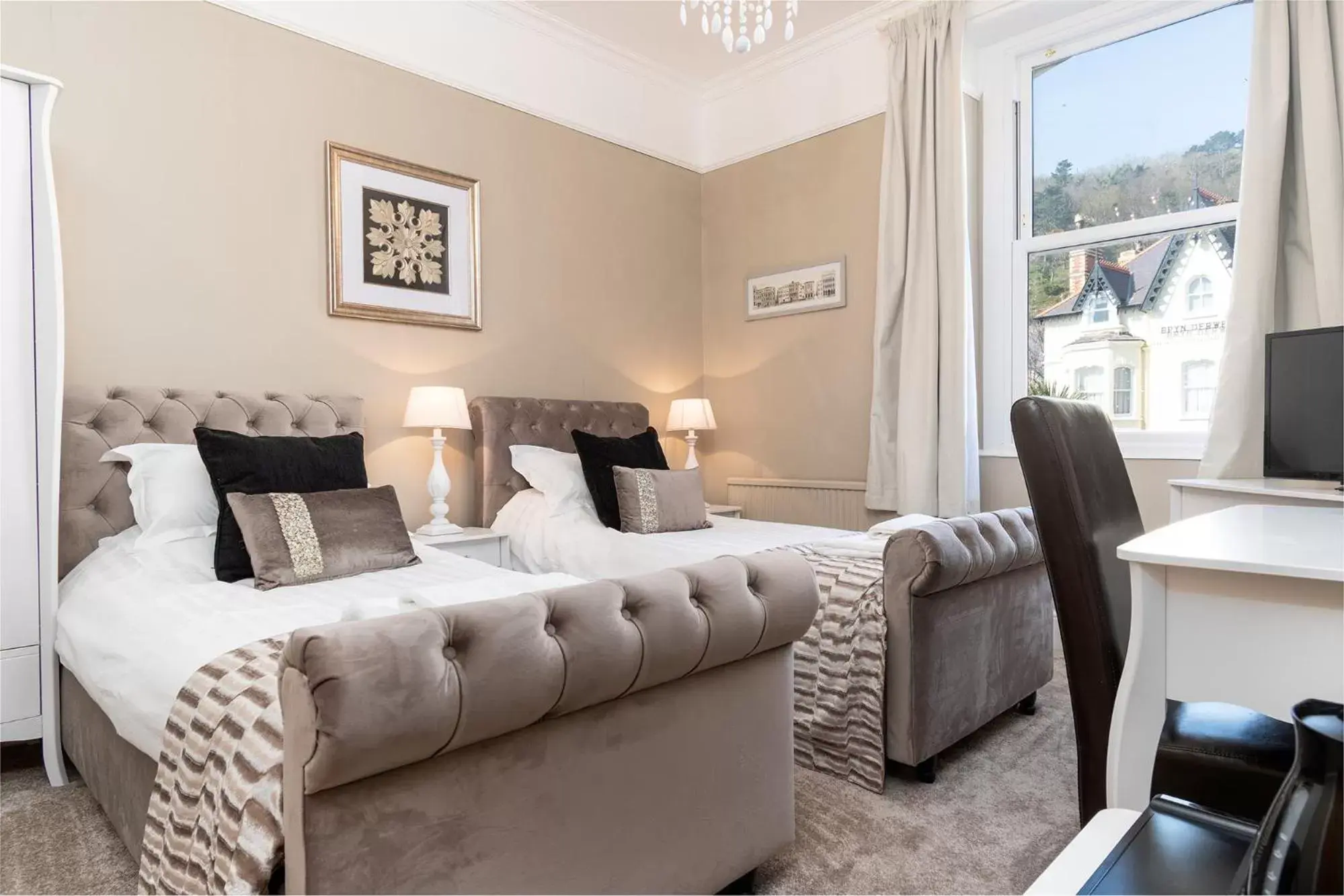 Standard Twin Room - single occupancy in Lansdowne House with Private Car Park Standard Twin Room - single occupancy in Lansdowne House with Private Car Park