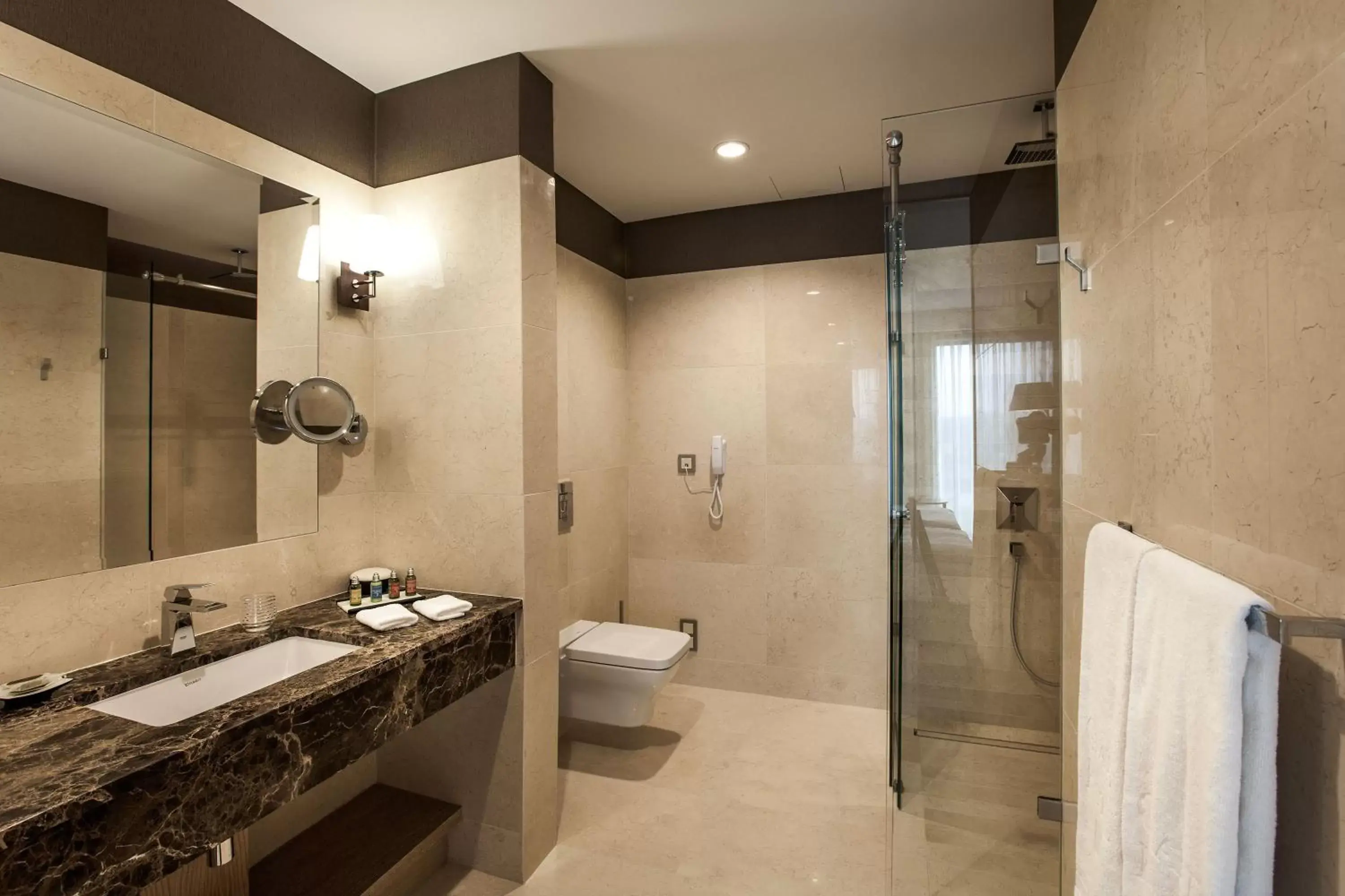 Superior Twin or Double Room with Lake View in GrandHotel Tiffi Superior Twin or Double Room with Lake View in GrandHotel Tiffi