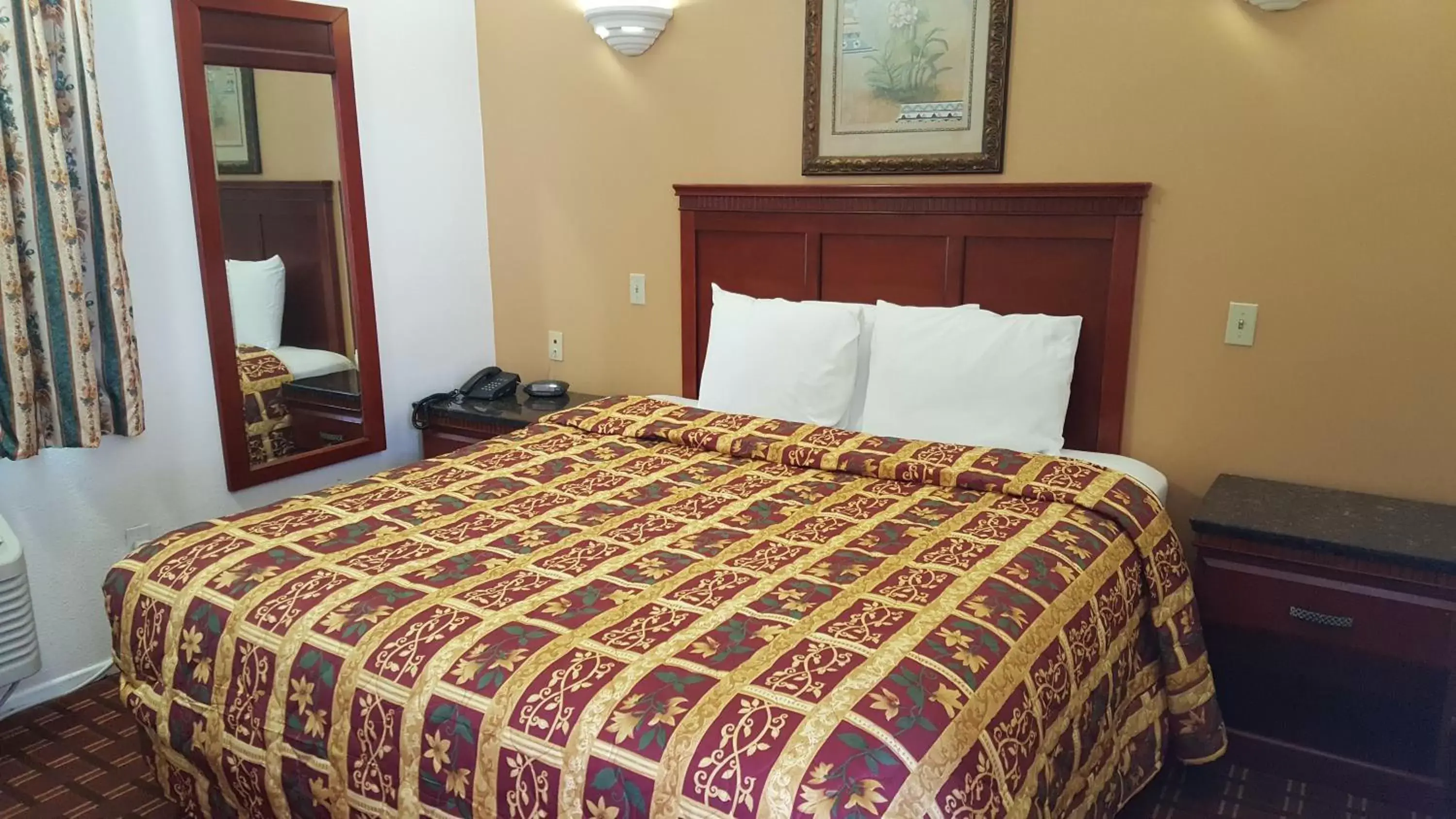 Deluxe King Room in Royal Inn Motel Long Beach Deluxe King Room in Royal Inn Motel Long Beach