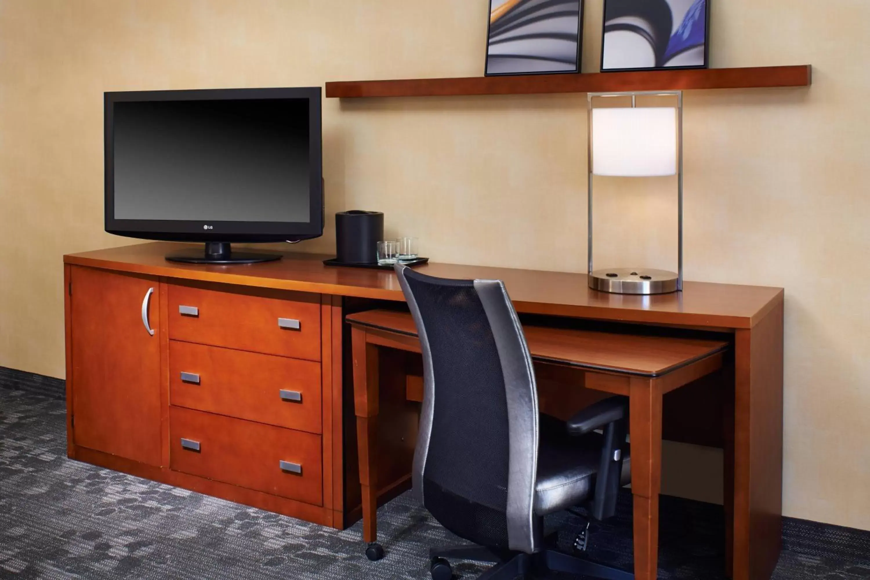 King Room with Sofa Bed and Adapted Tub - Mobility and Hearing Accessible in Courtyard Columbus Dublin King Room with Sofa Bed and Adapted Tub - Mobility and Hearing Accessible in Courtyard Columbus Dublin