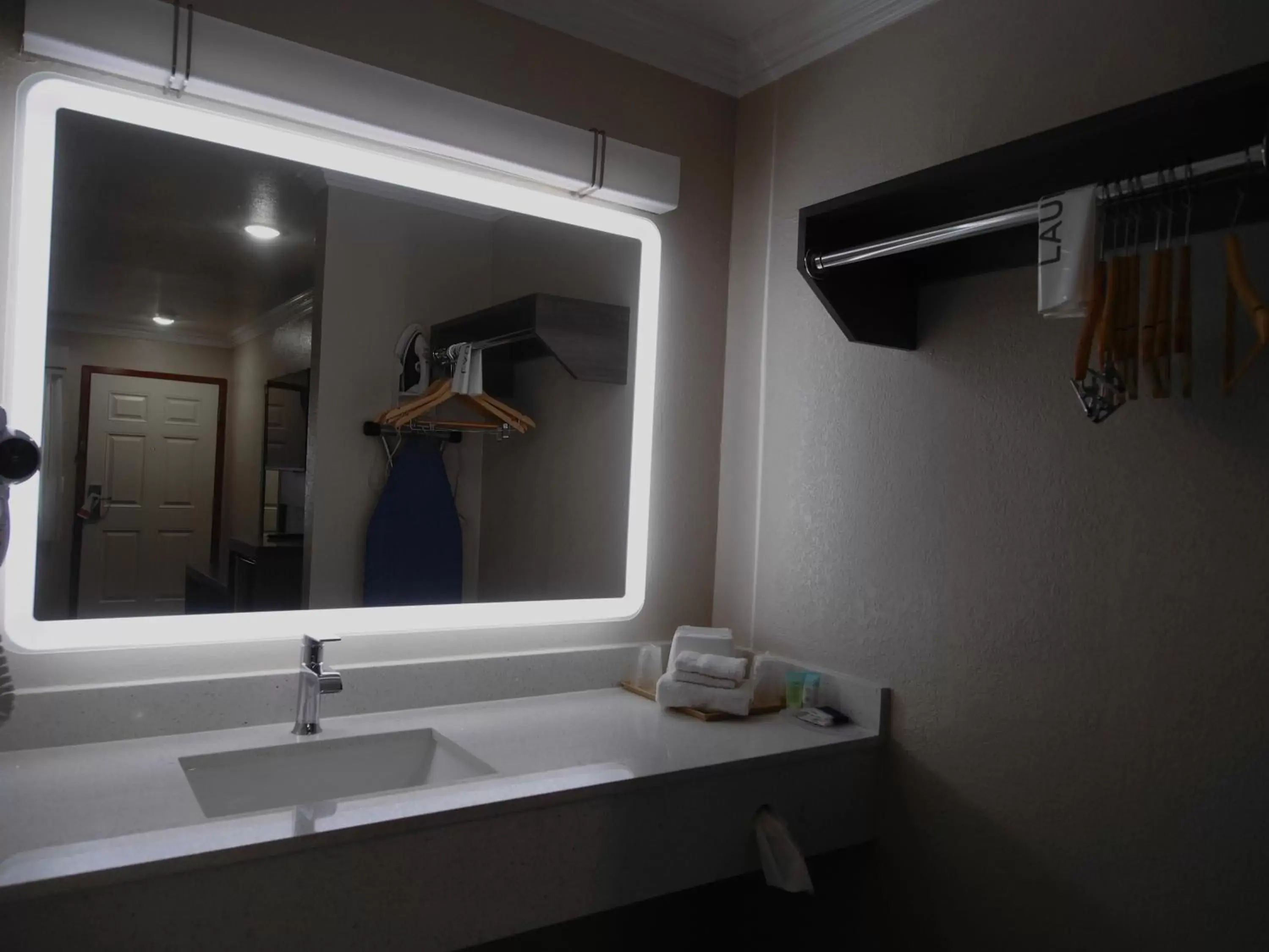 Queen Room with Two Queen Beds in Americas Best Value Inn-Rialto Queen Room with Two Queen Beds in Americas Best Value Inn-Rialto