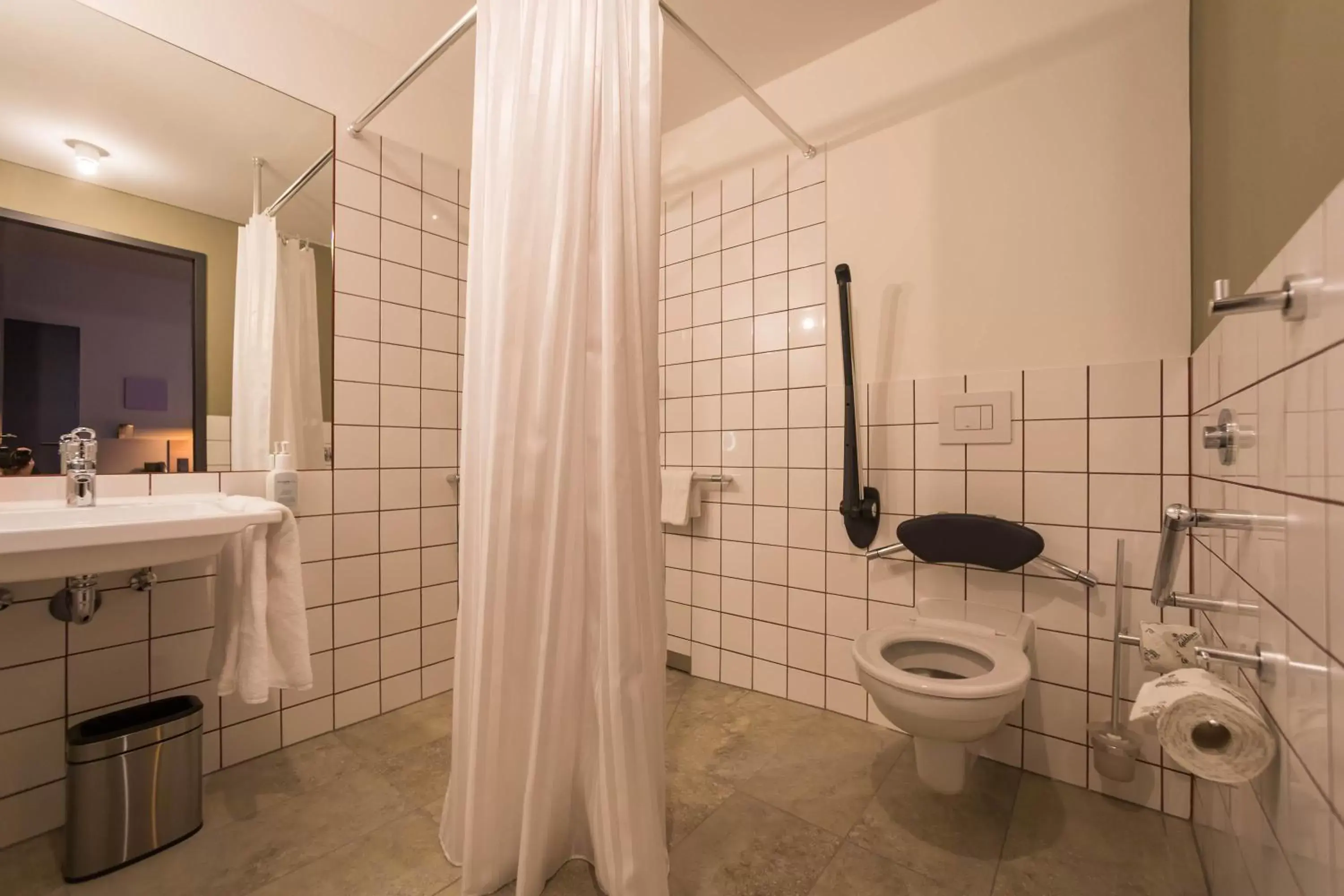 Double Room - Disability Access in Hotel einsmehr Double Room - Disability Access in Hotel einsmehr