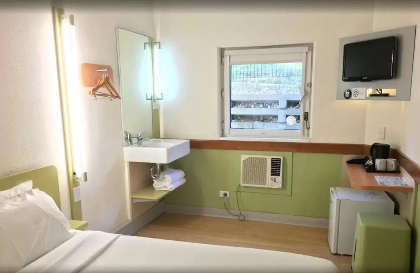 Standard Queen Room in ibis Budget - Campbelltown Standard Queen Room in ibis Budget - Campbelltown