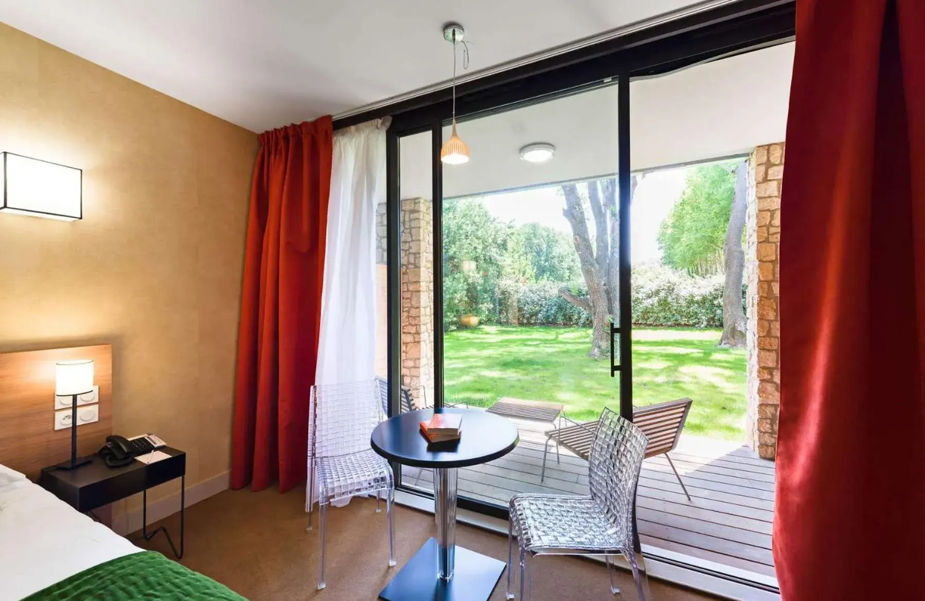 Double Room with Terrace in Moulin de Vernègues Hôtel & Spa Double Room with Terrace in Moulin de Vernègues Hôtel & Spa