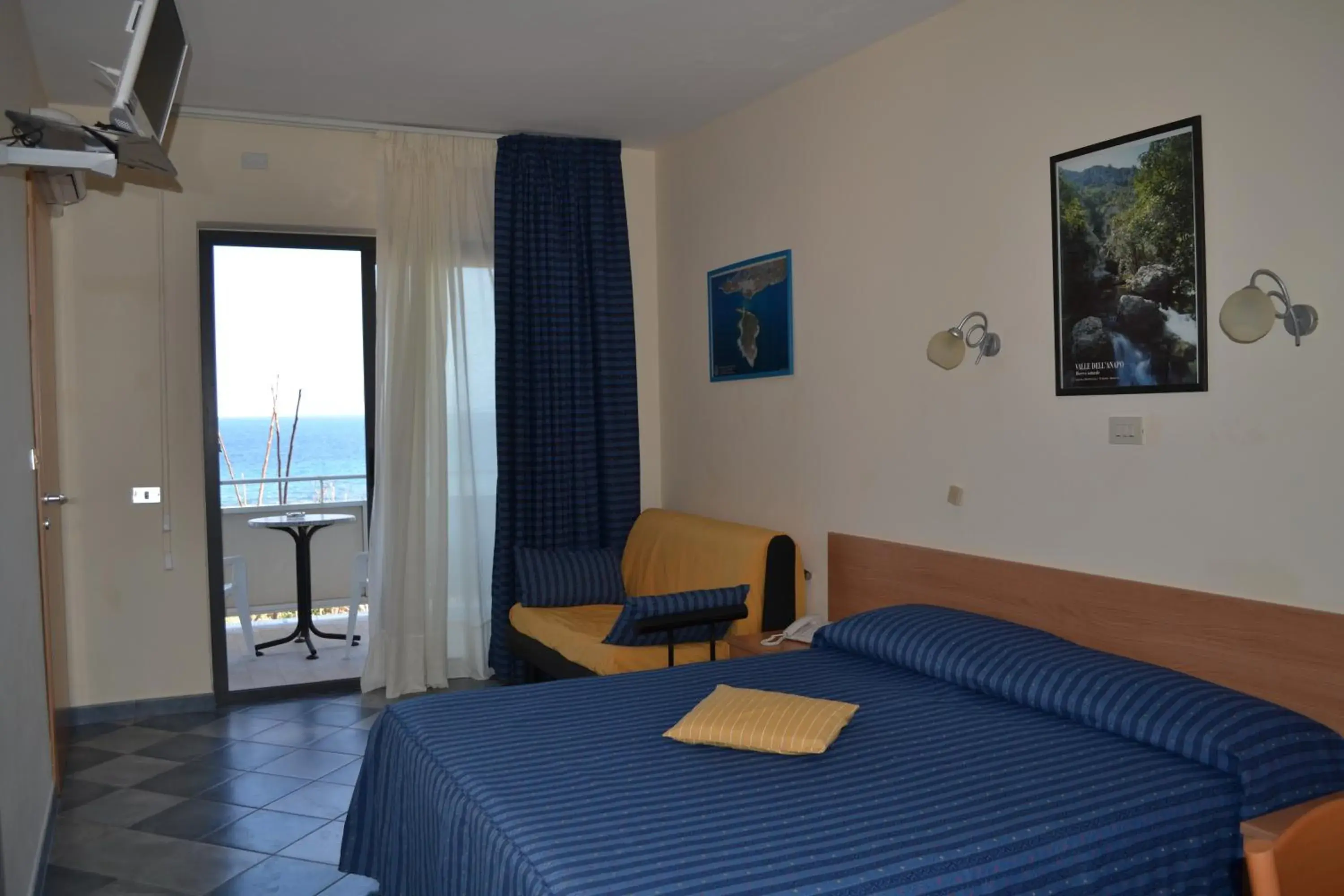 Triple Room with Sea View in Hotel Jonic Triple Room with Sea View in Hotel Jonic