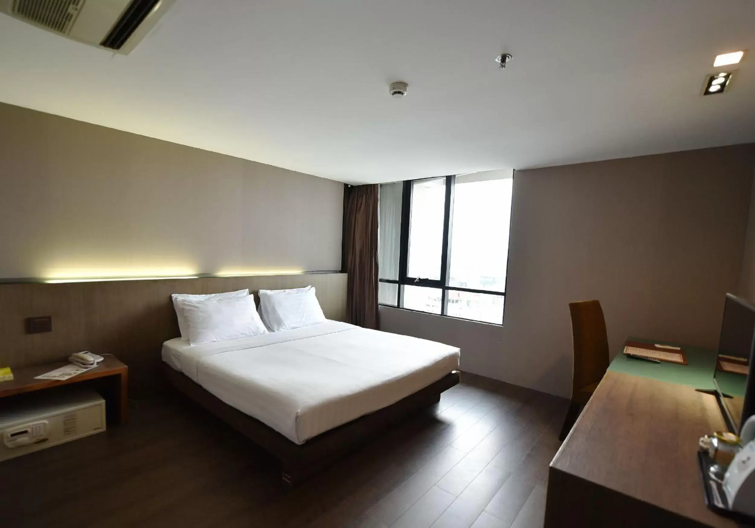 Deluxe King Room in Bangkok City Hotel Deluxe King Room in Bangkok City Hotel