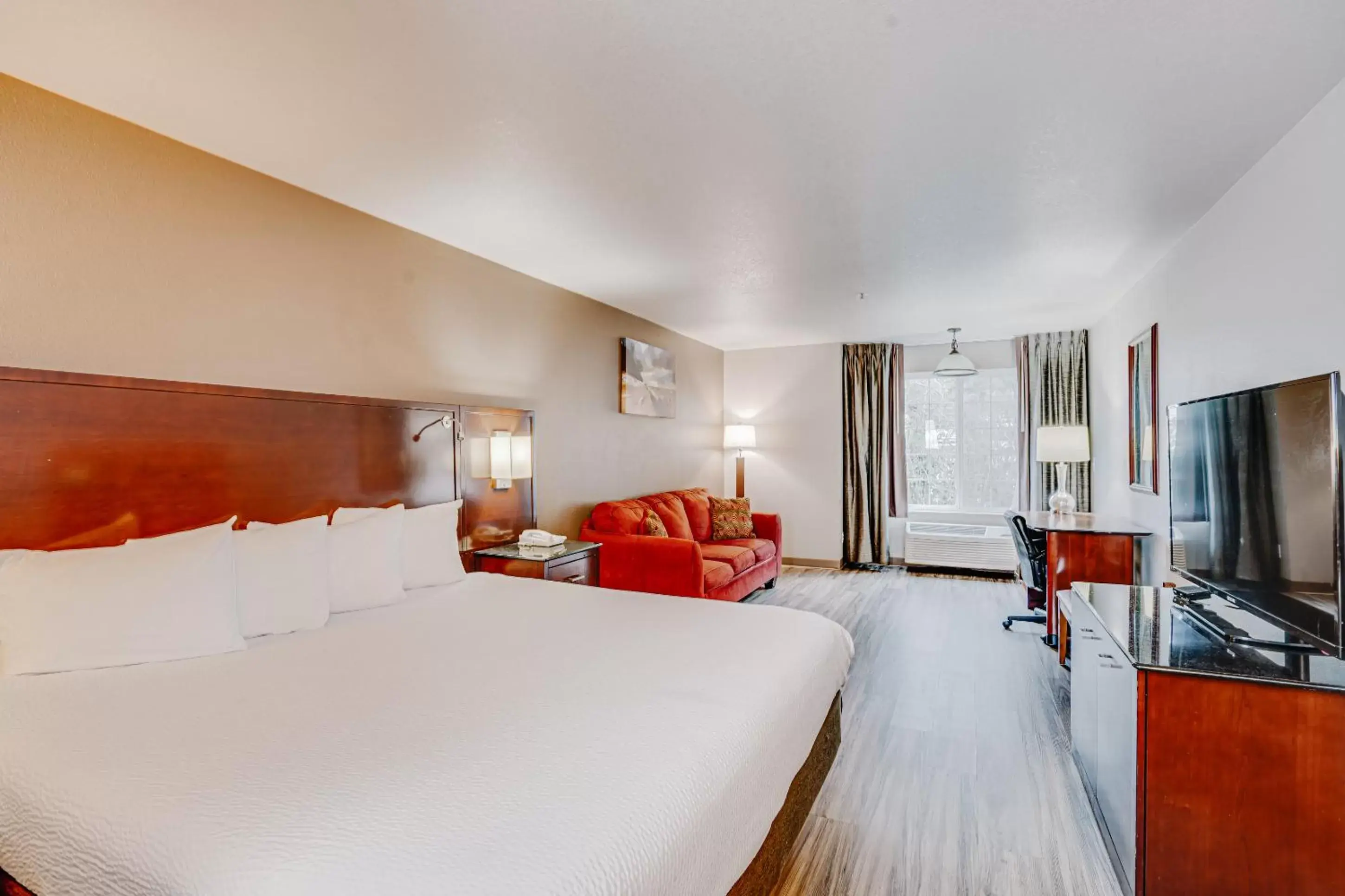 King Room in The Ashley Inn & Suites King Room in The Ashley Inn & Suites