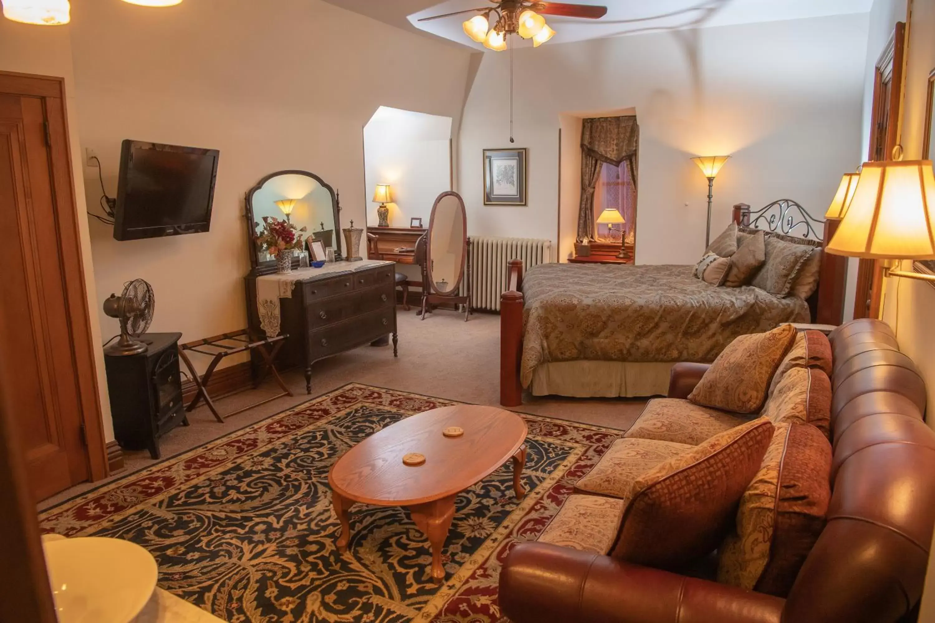 Deluxe King Room in Spencer House Bed & Breakfast Deluxe King Room in Spencer House Bed & Breakfast