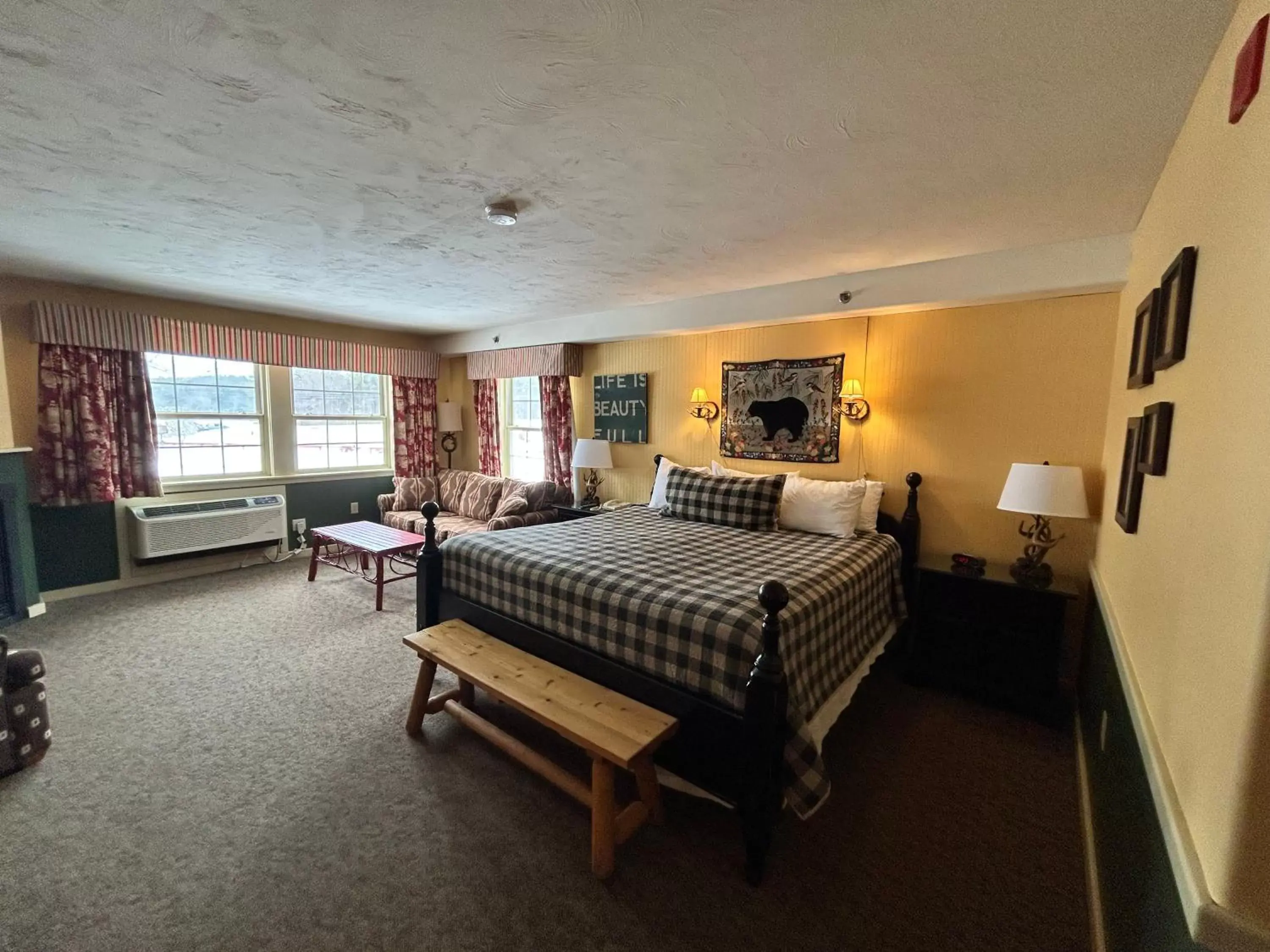 Deluxe King Room in The Common Man Inn, Spa & Lodge Deluxe King Room in The Common Man Inn, Spa & Lodge