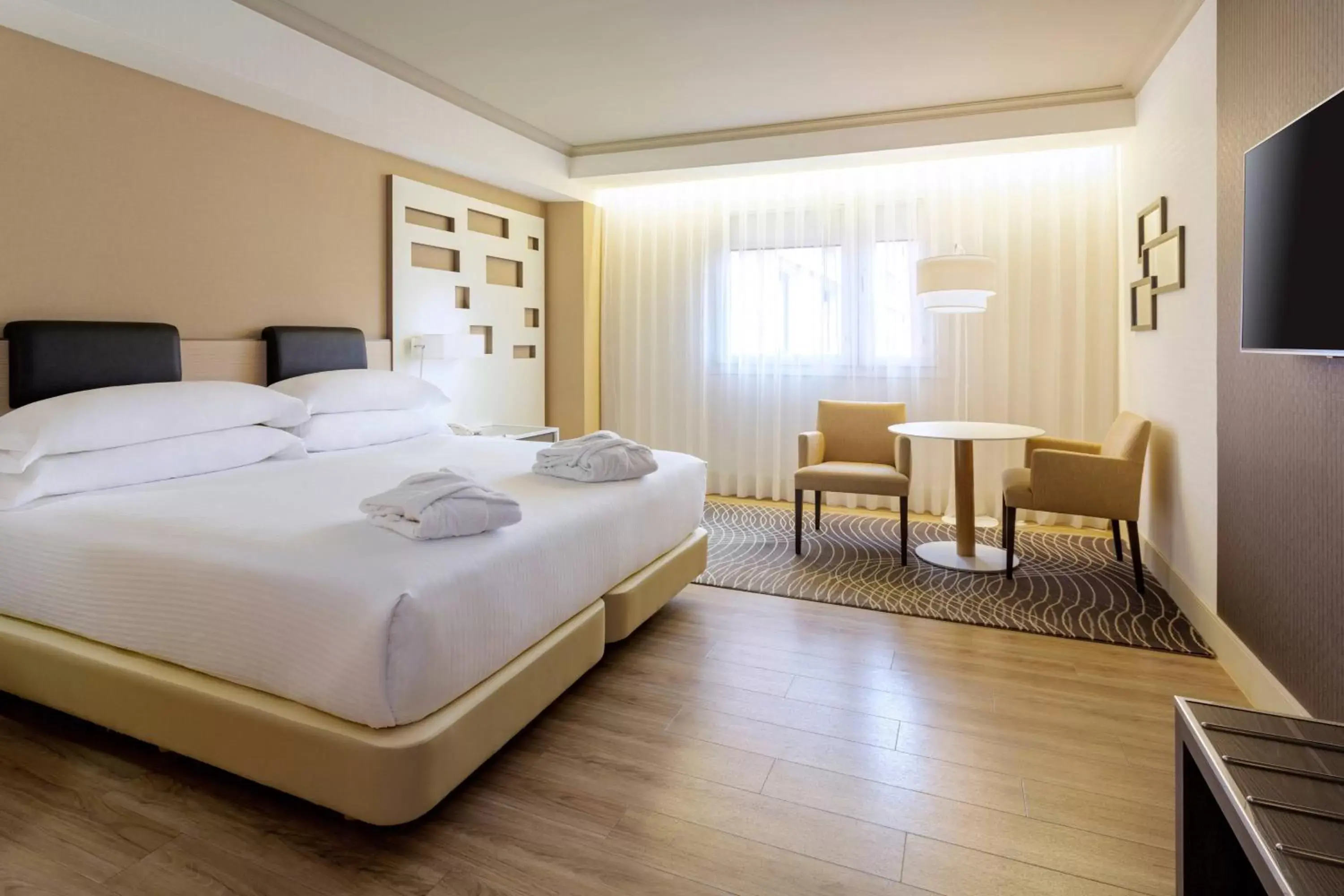 Executive King Room with Lounge Access and Parking included - single occupancy in Madrid Marriott Auditorium Hotel & Conference Center Executive King Room with Lounge Access and Parking included - single occupancy in Madrid Marriott Auditorium Hotel & Conference Center