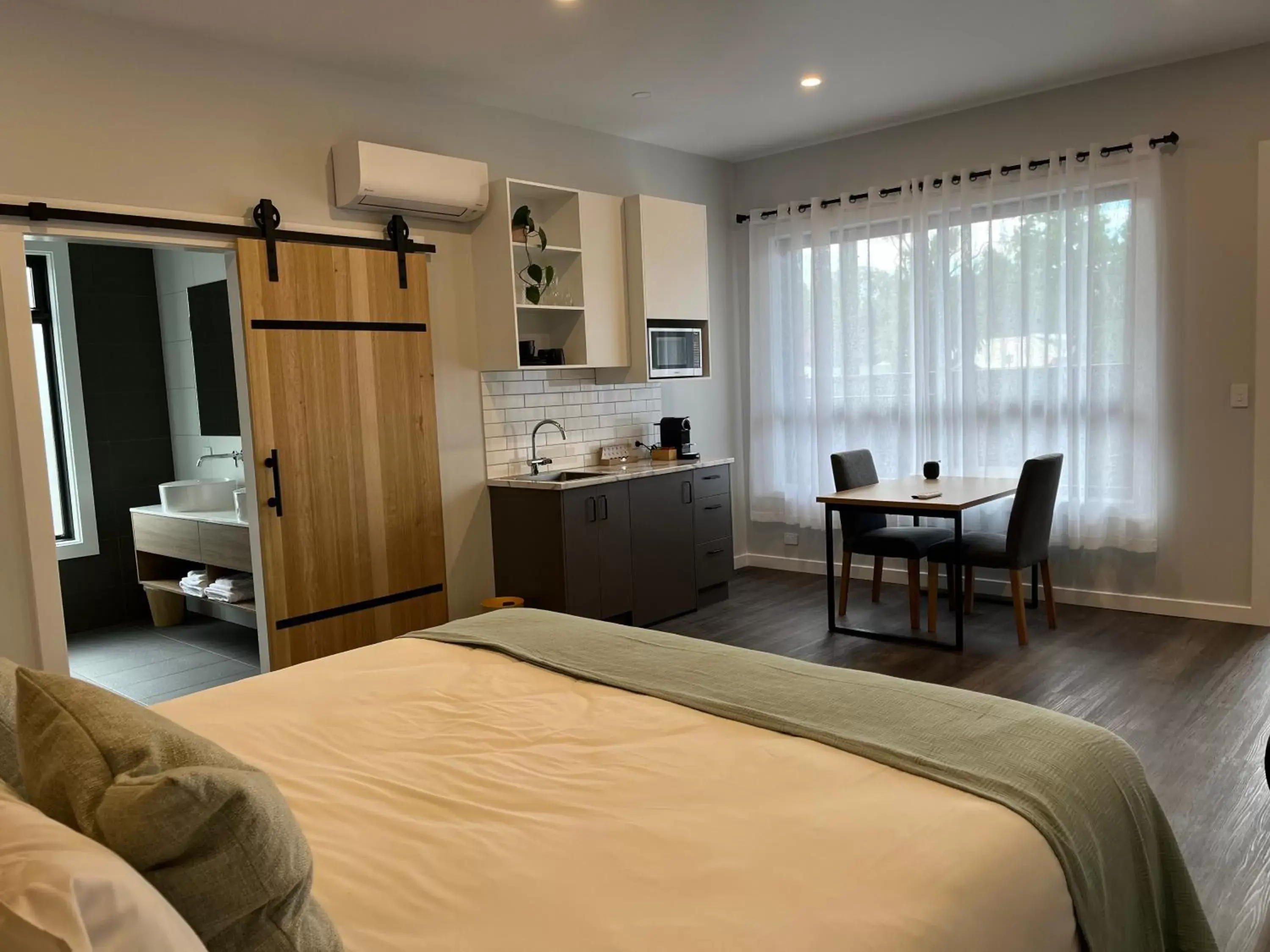 Deluxe King Suite in Aberdeen Lane Deluxe King Suite in Aberdeen Lane