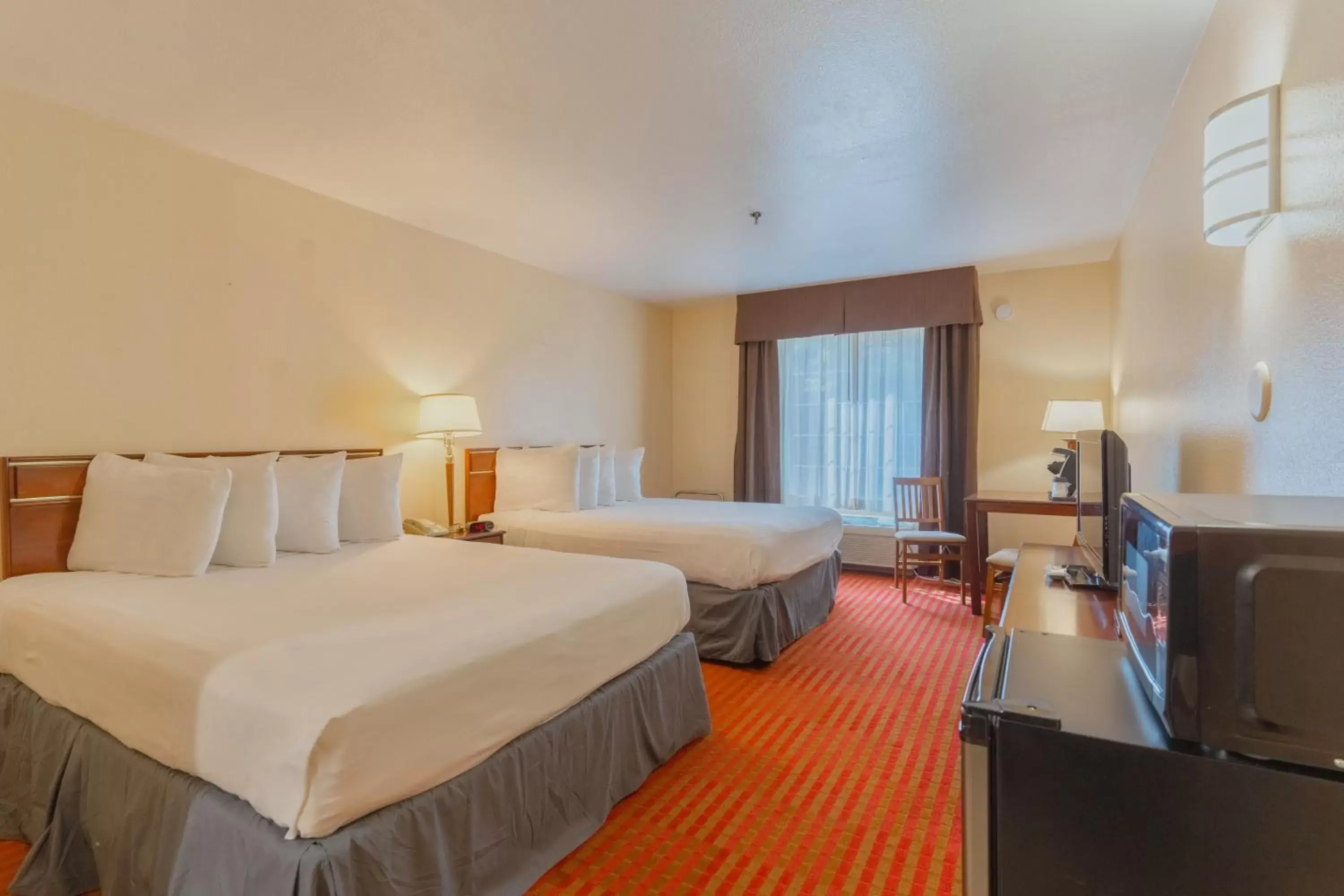 Queen Room with Two Queen Beds in The Monarch Inn Queen Room with Two Queen Beds in The Monarch Inn