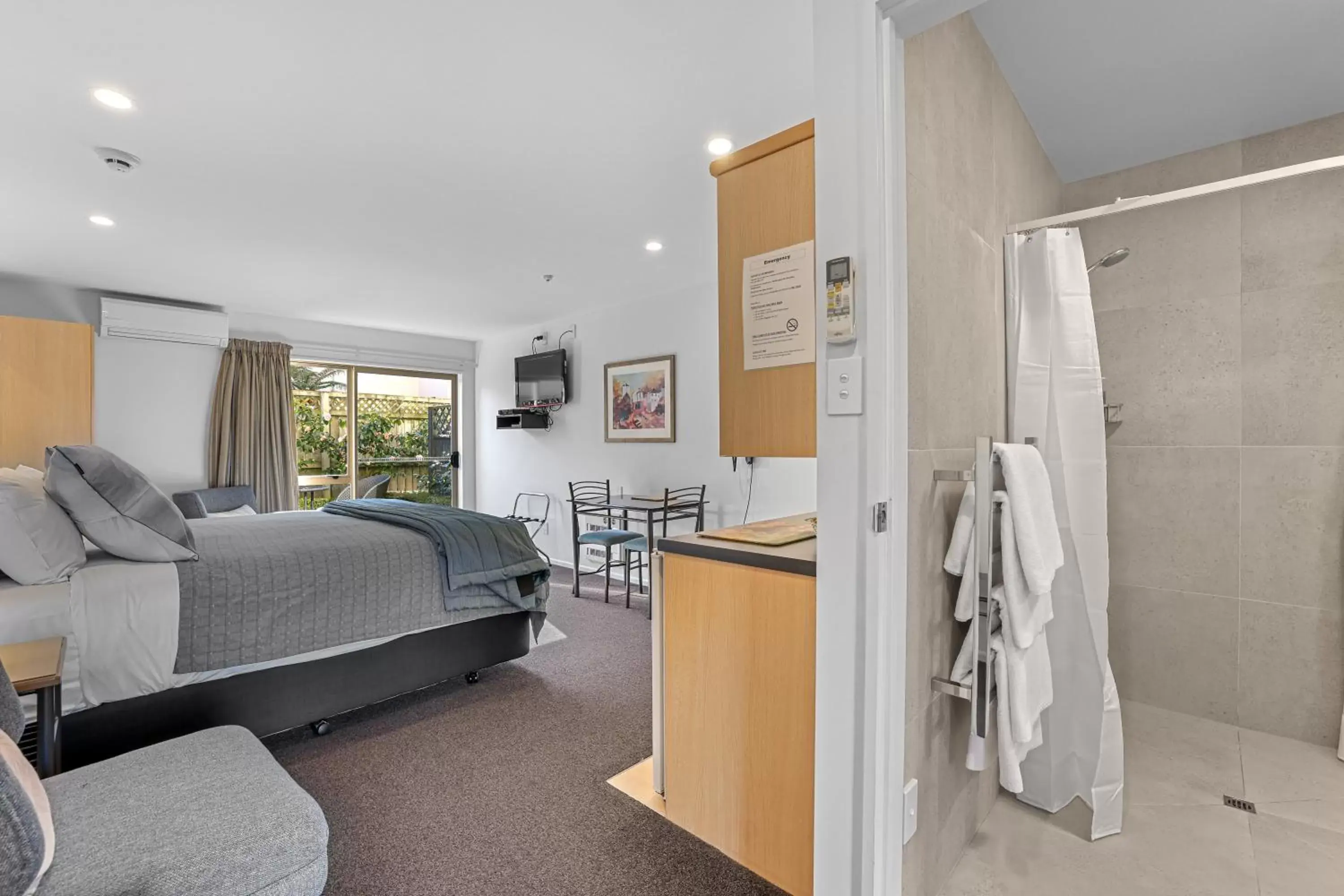 King Room in Lorenzo Motor Lodge King Room in Lorenzo Motor Lodge