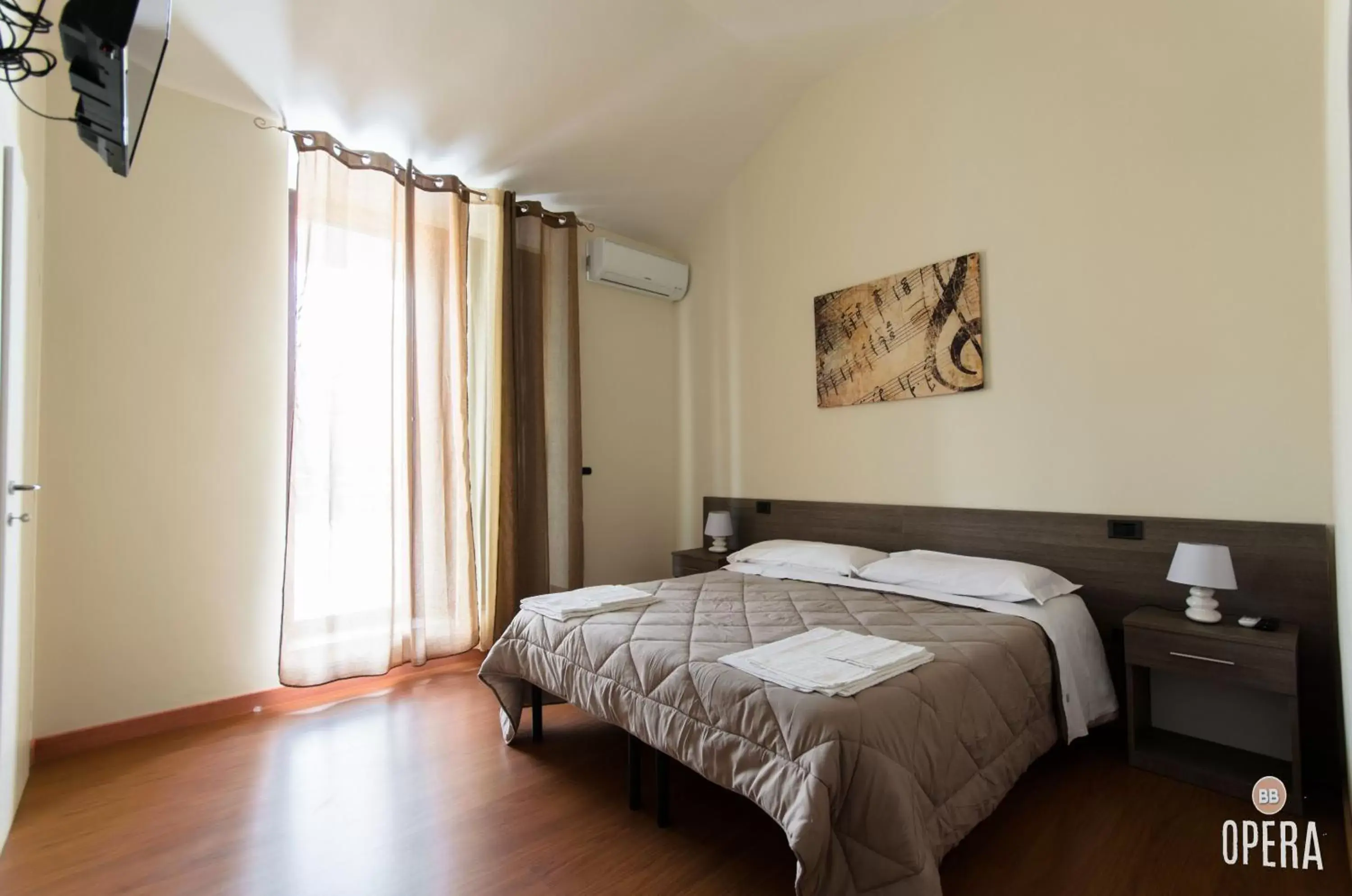 Large Double Room in Opera B&B Large Double Room in Opera B&B