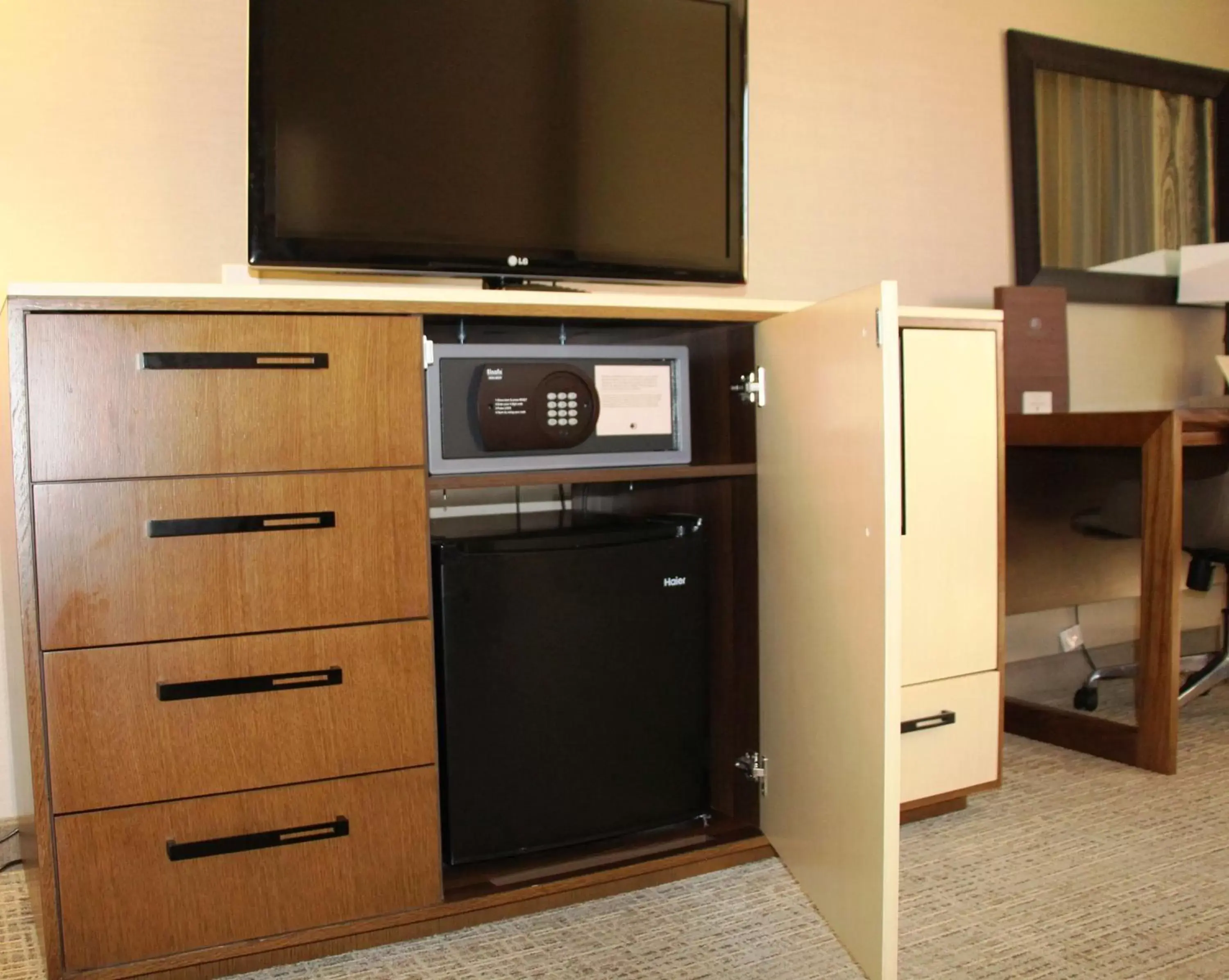 Double Room with Murphy Beds in DoubleTree by Hilton Fresno Convention Center Double Room with Murphy Beds in DoubleTree by Hilton Fresno Convention Center