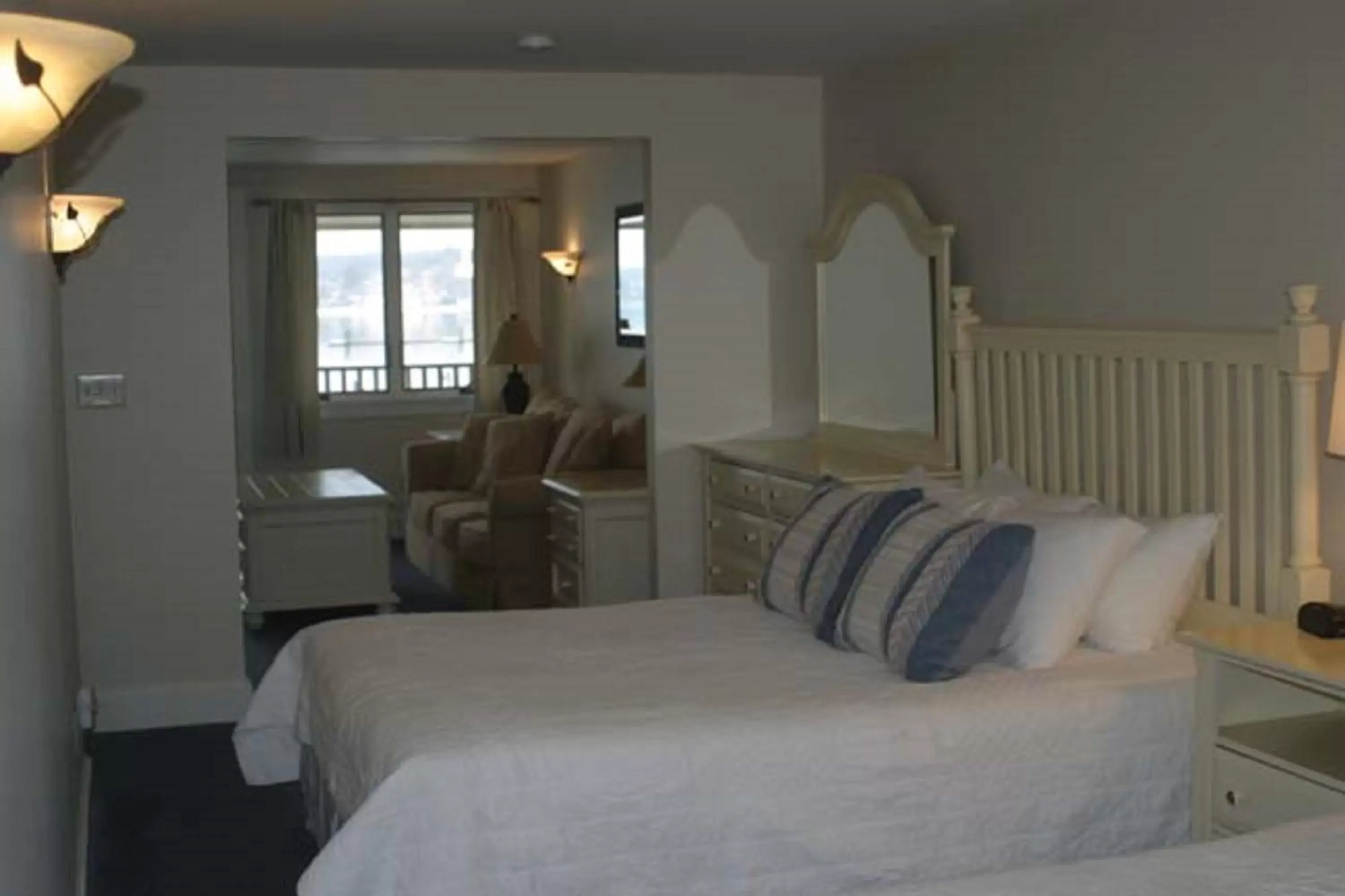 Queen Suite in Sheepscot Harbour Village Resort Queen Suite in Sheepscot Harbour Village Resort