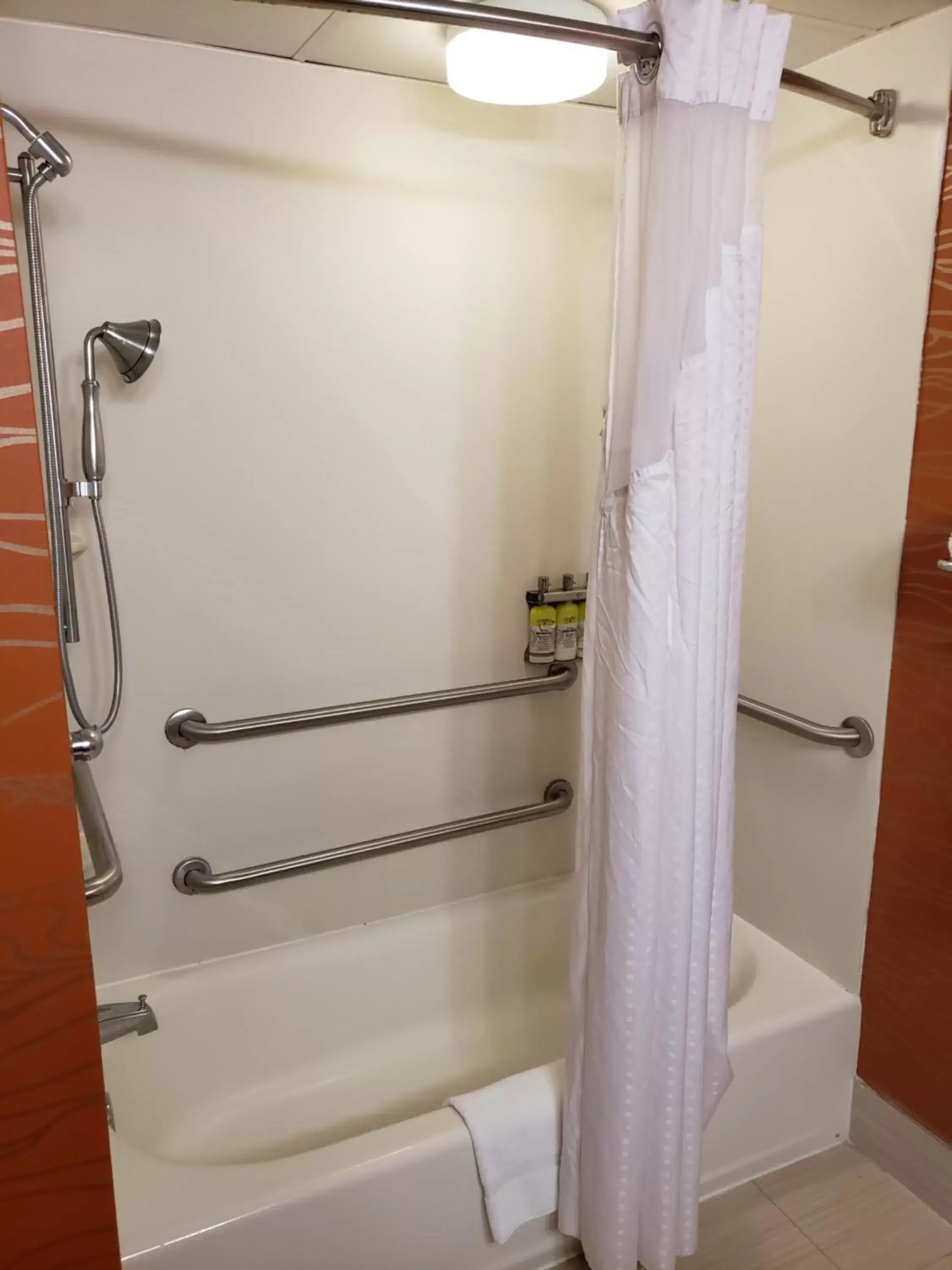 Standard King Room with Mobility Accessible Tub in Holiday Inn Express Richmond-Brandermill-Hull Street by IHG Standard King Room with Mobility Accessible Tub in Holiday Inn Express Richmond-Brandermill-Hull Street by IHG