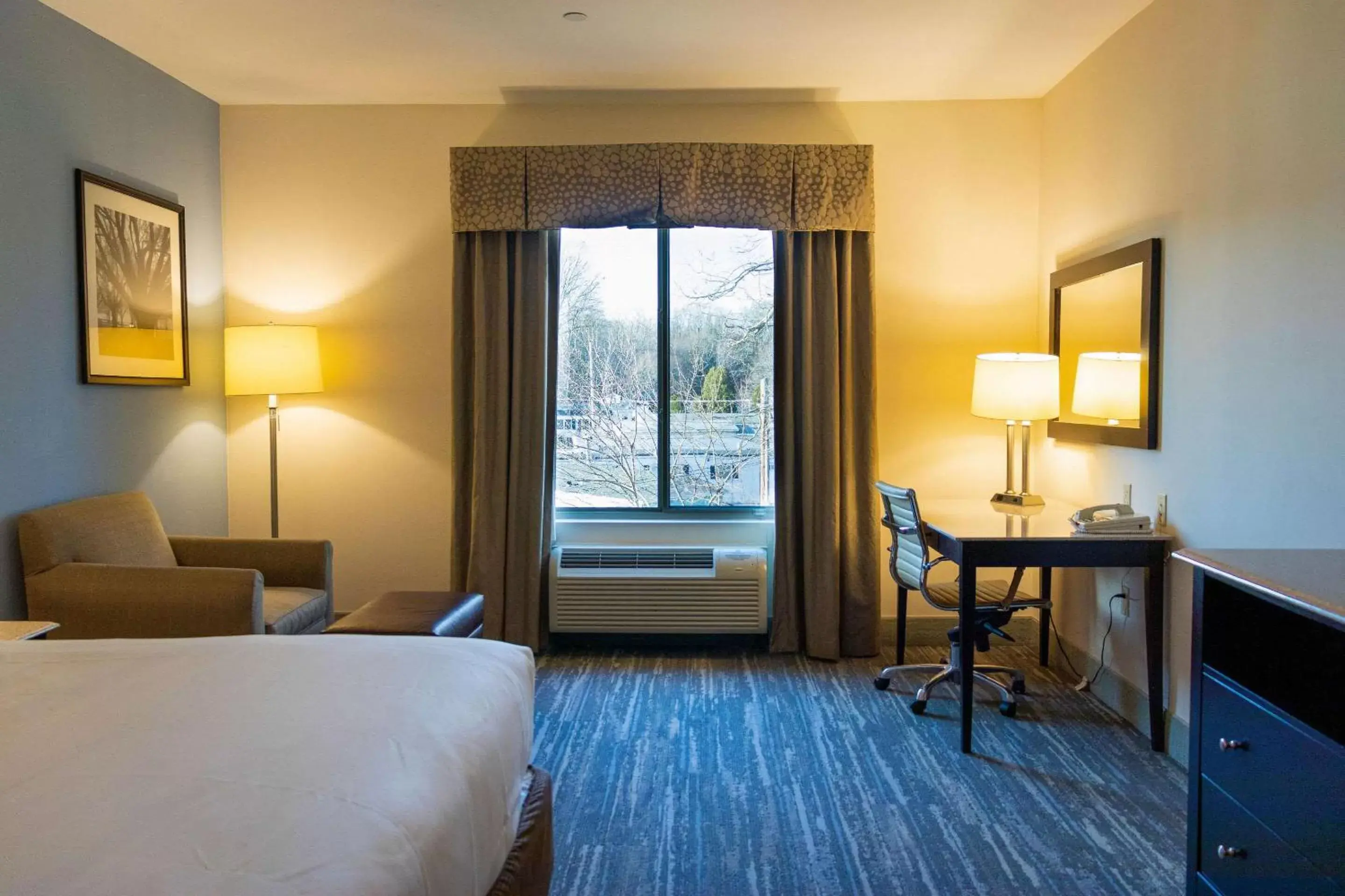 King Room with tub - Accessible/Non-Smoking in Comfort Inn & Suites Plainville-Foxboro King Room with tub - Accessible/Non-Smoking in Comfort Inn & Suites Plainville-Foxboro