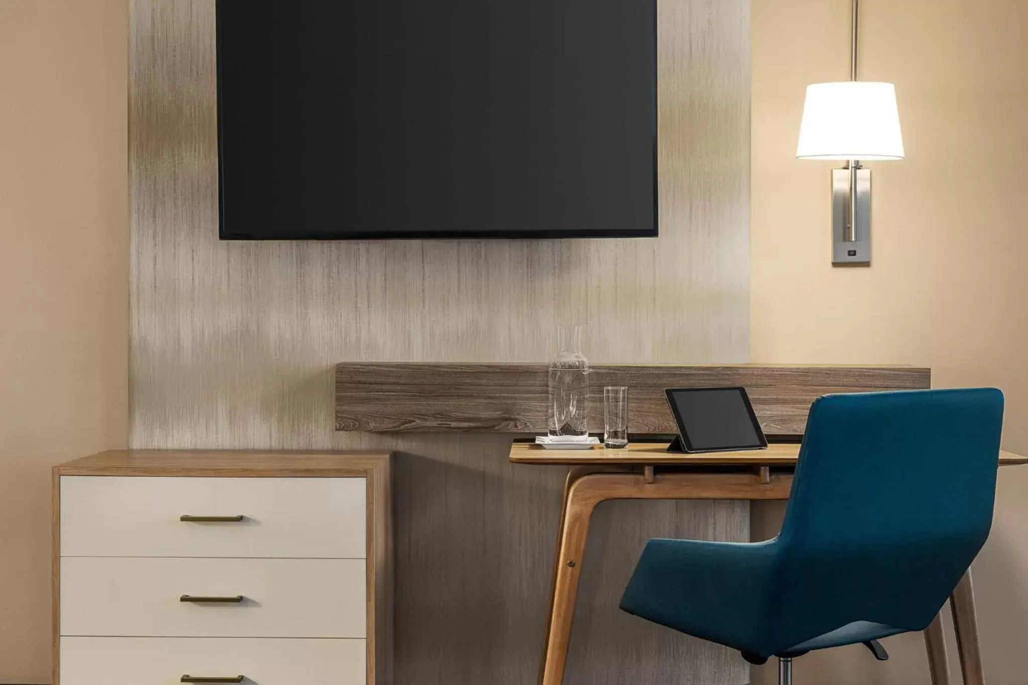 Standard King Room with Mobility Accessible Tub in Crowne Plaza Cleveland at Playhouse Square by IHG Standard King Room with Mobility Accessible Tub in Crowne Plaza Cleveland at Playhouse Square by IHG