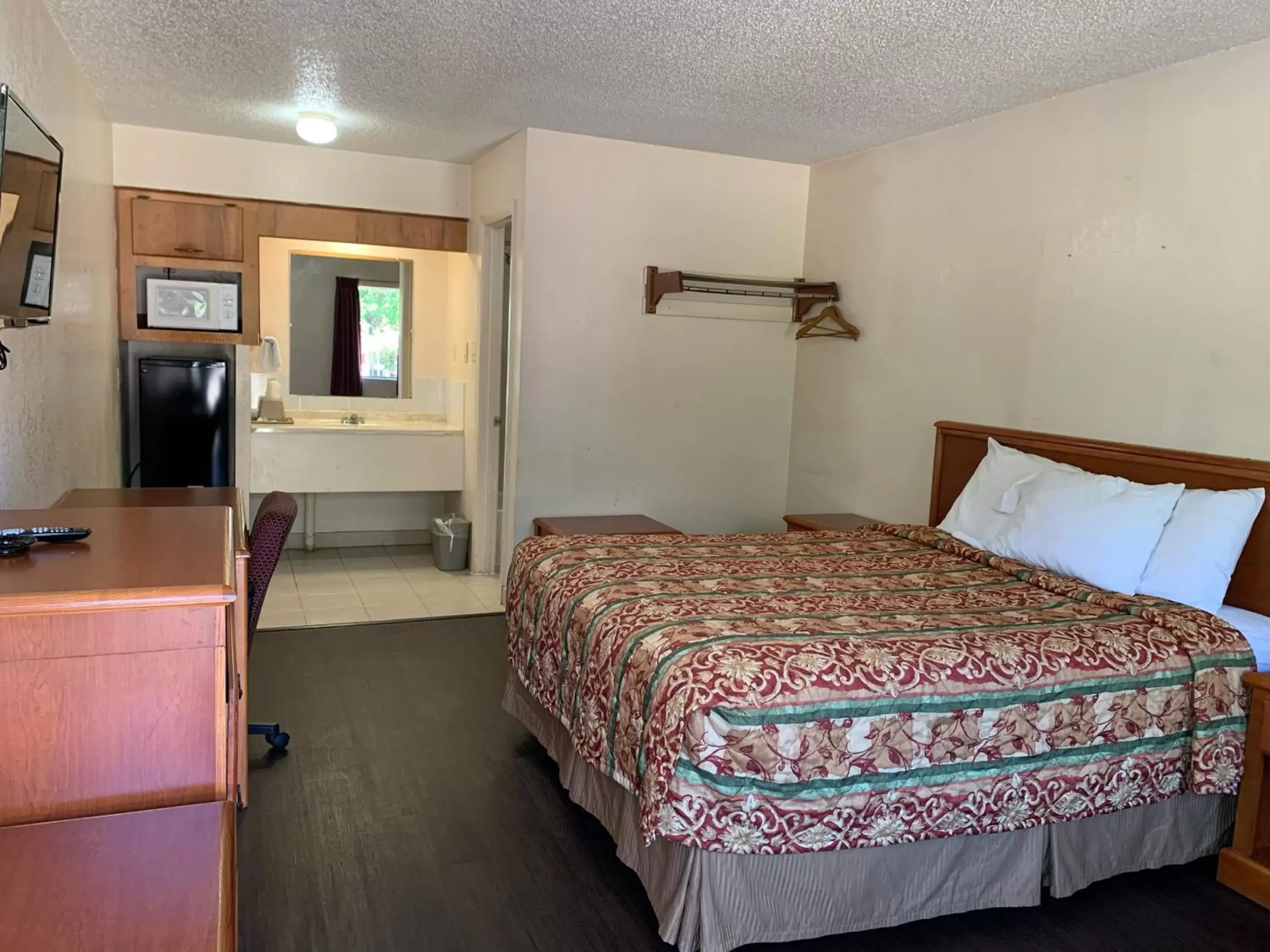 Standard Queen Room - single occupancy in Regency Inn Jewett Standard Queen Room - single occupancy in Regency Inn Jewett