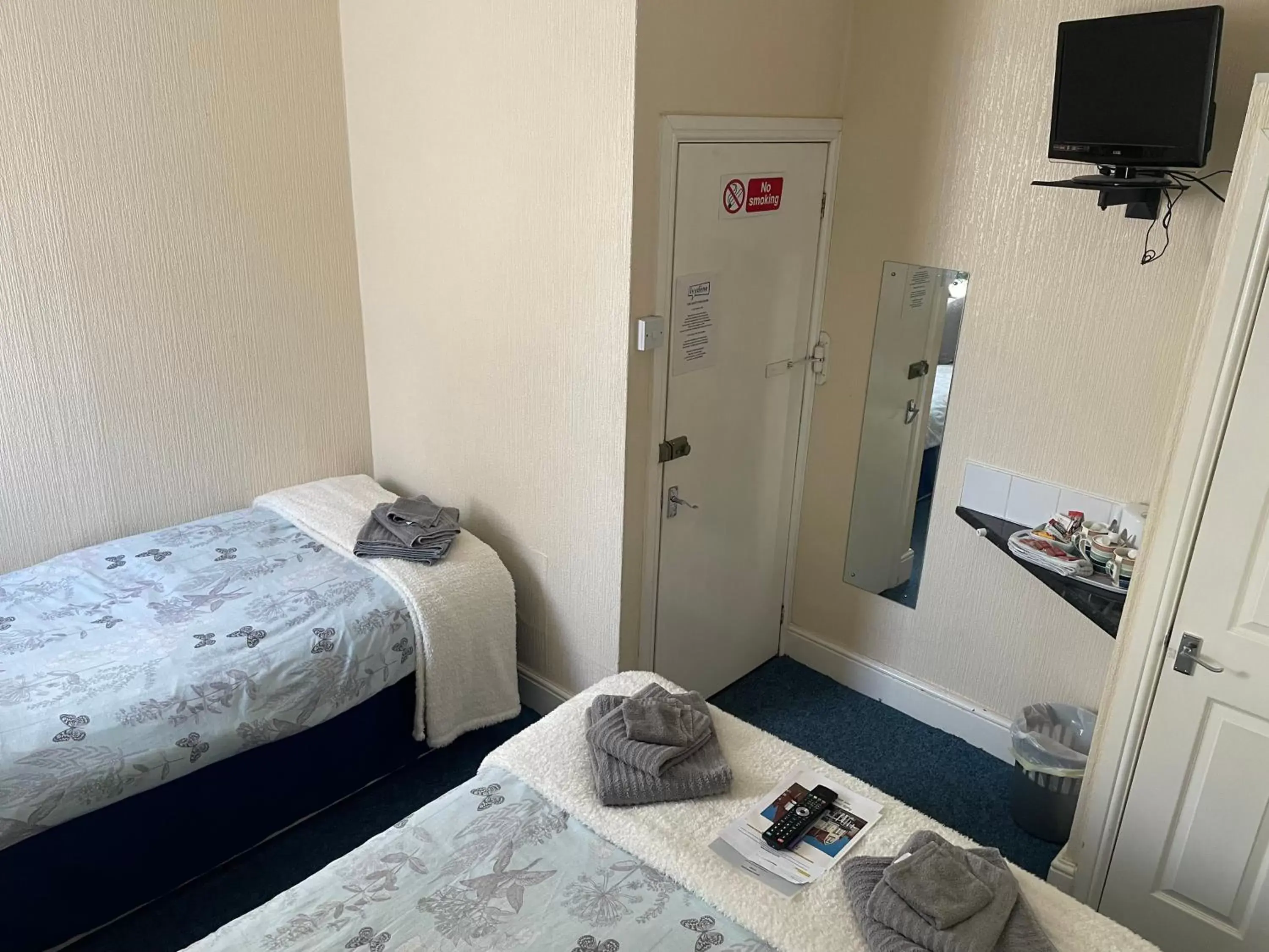 Twin room / Small Family Room (2 Adults + 1 Child) in Ivydene Guest House Twin room / Small Family Room (2 Adults + 1 Child) in Ivydene Guest House