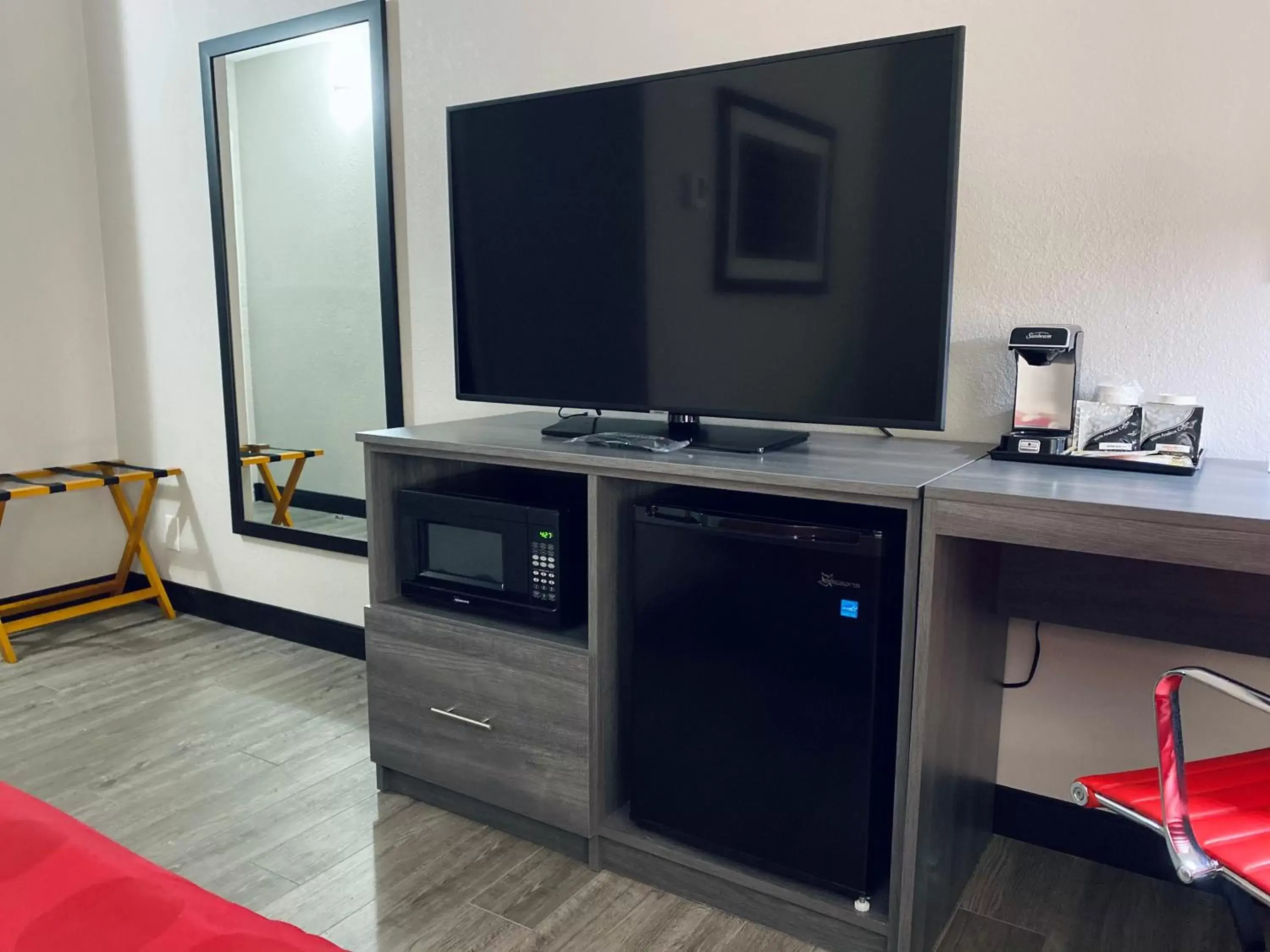 King Room - Mobility Access/Non-Smoking in Ramada by Wyndham Hartford North - Bradley Airport King Room - Mobility Access/Non-Smoking in Ramada by Wyndham Hartford North - Bradley Airport