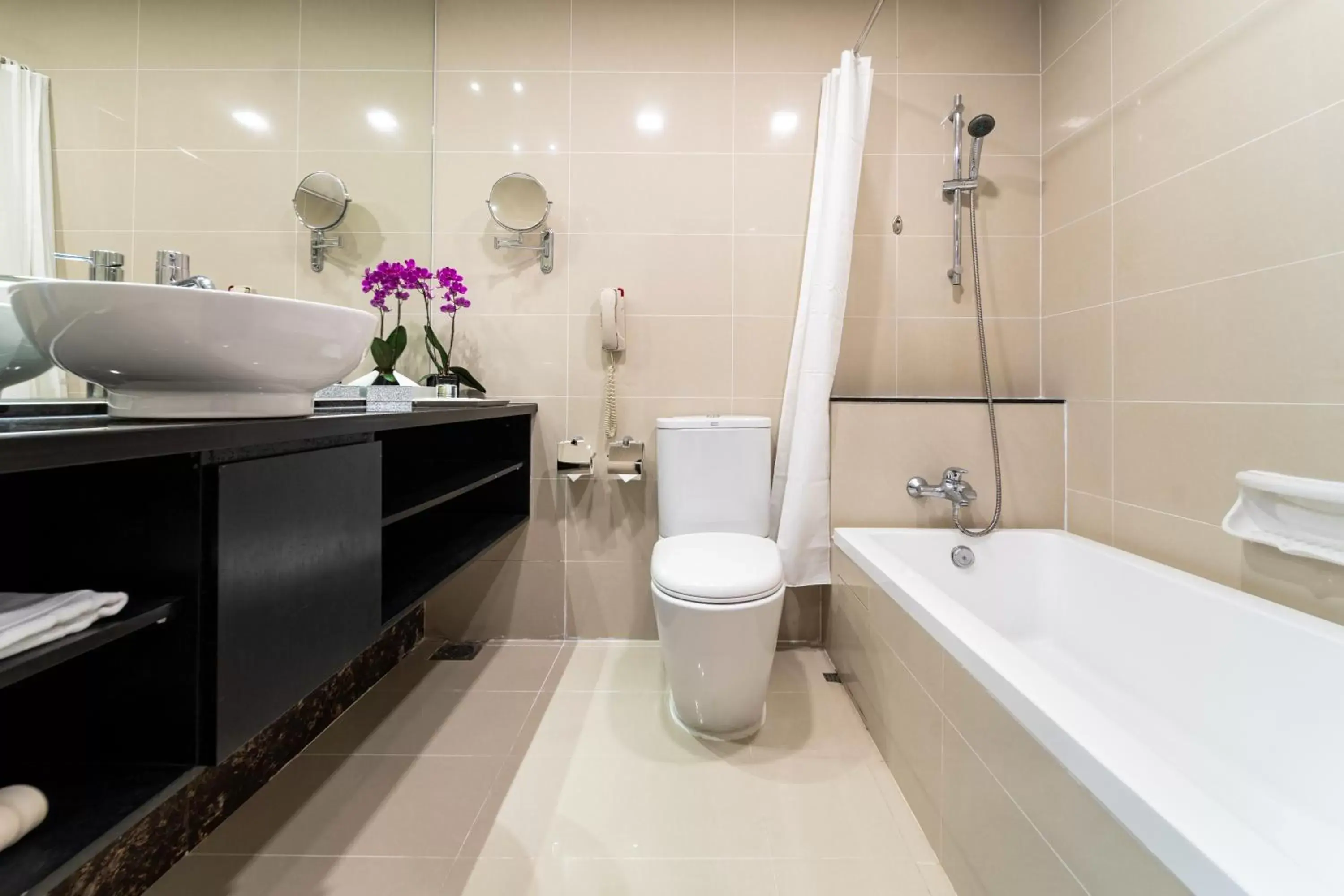 Queens Connecting Room in Hotel Royal Queens Queens Connecting Room in Hotel Royal Queens