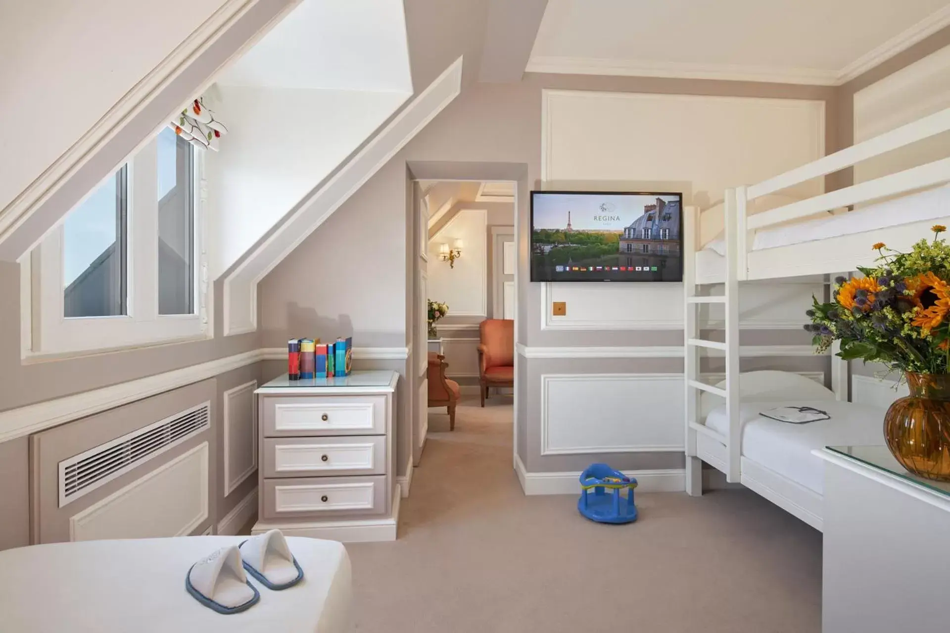 Family Suite (2 Adults + 2 Children) in Hôtel Regina Louvre Family Suite (2 Adults + 2 Children) in Hôtel Regina Louvre