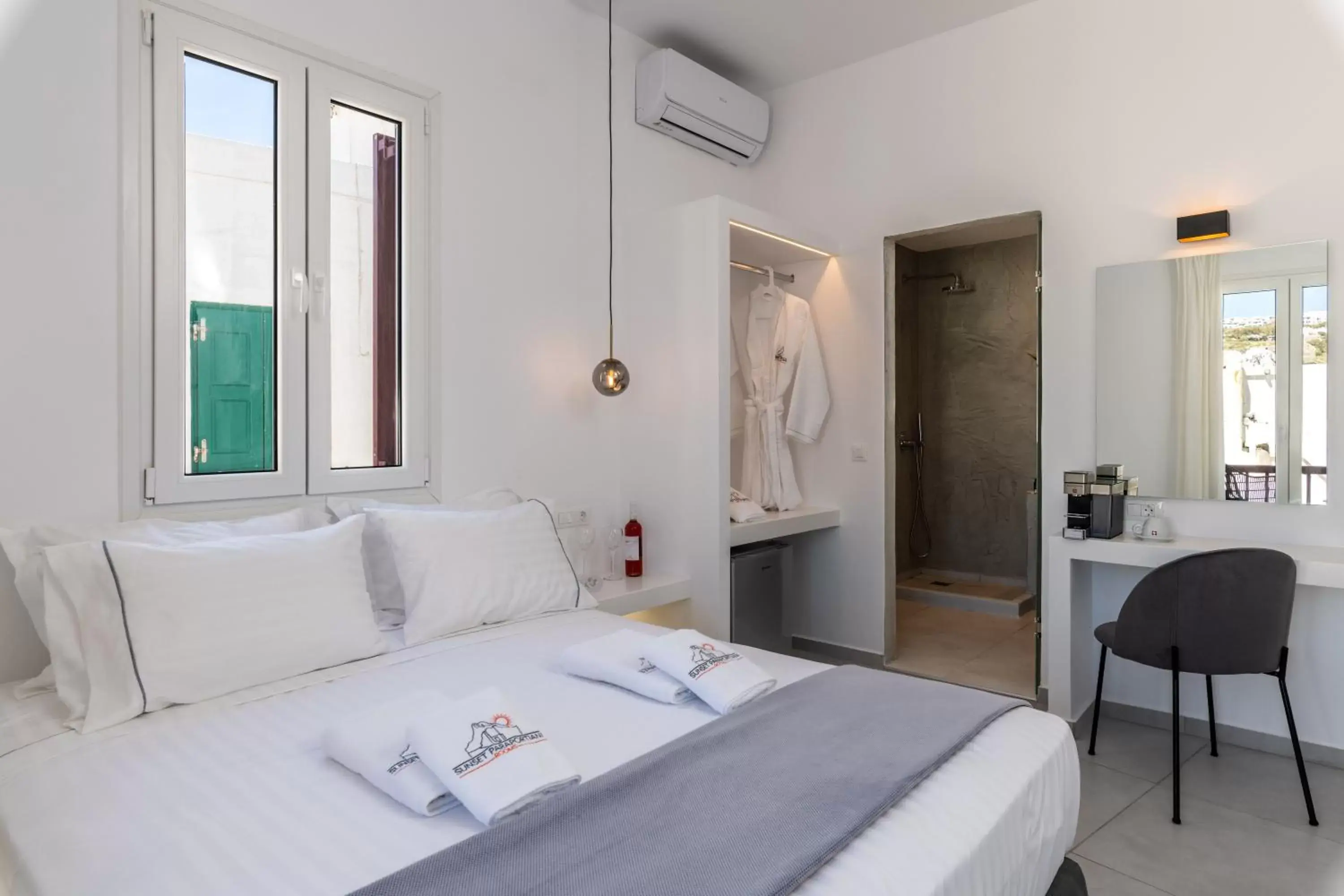 Deluxe Room with Sea View in Sunset Paraportiani Rooms Deluxe Room with Sea View in Sunset Paraportiani Rooms