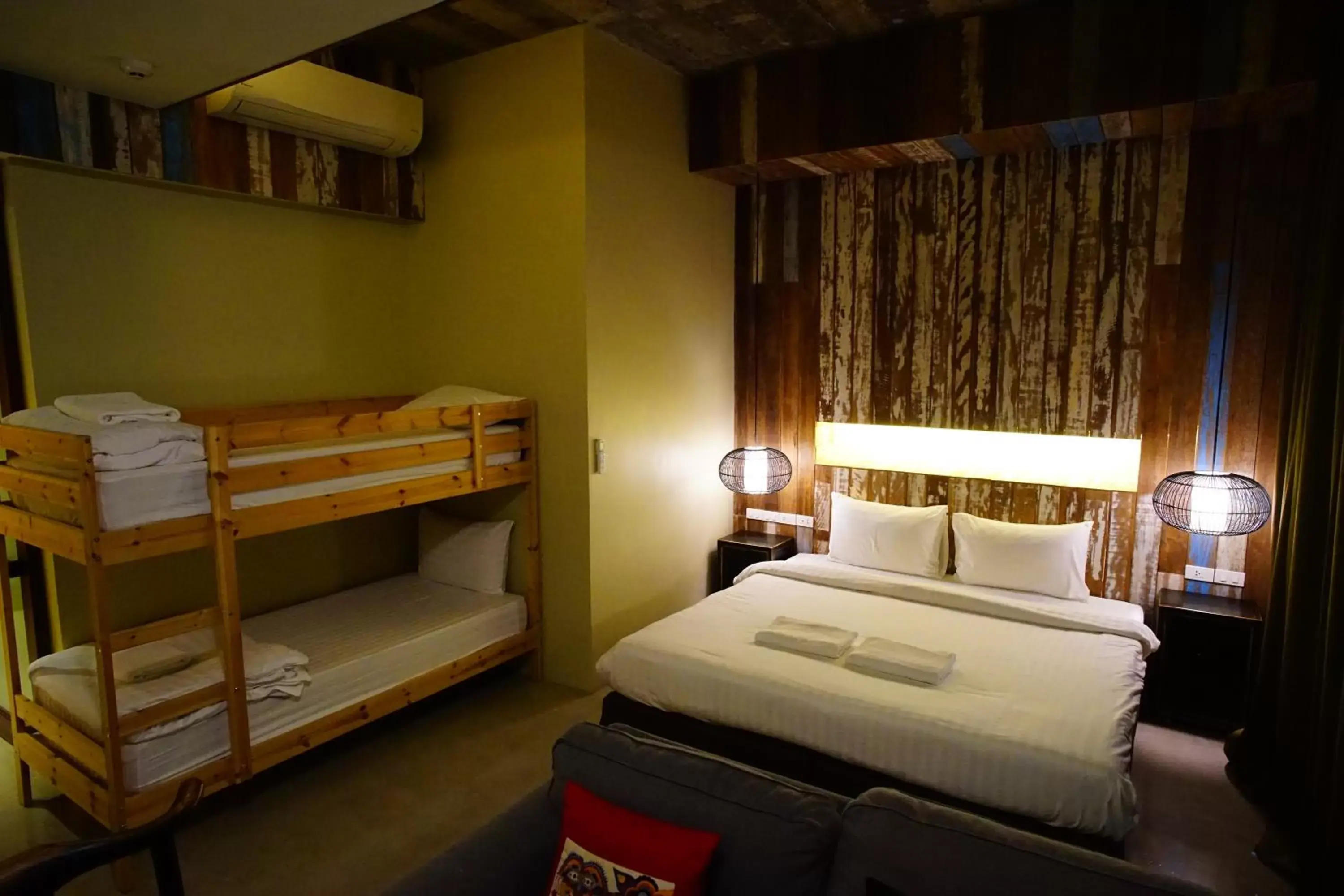 Family Room - Street View in Villa Bangkok Family Room - Street View in Villa Bangkok