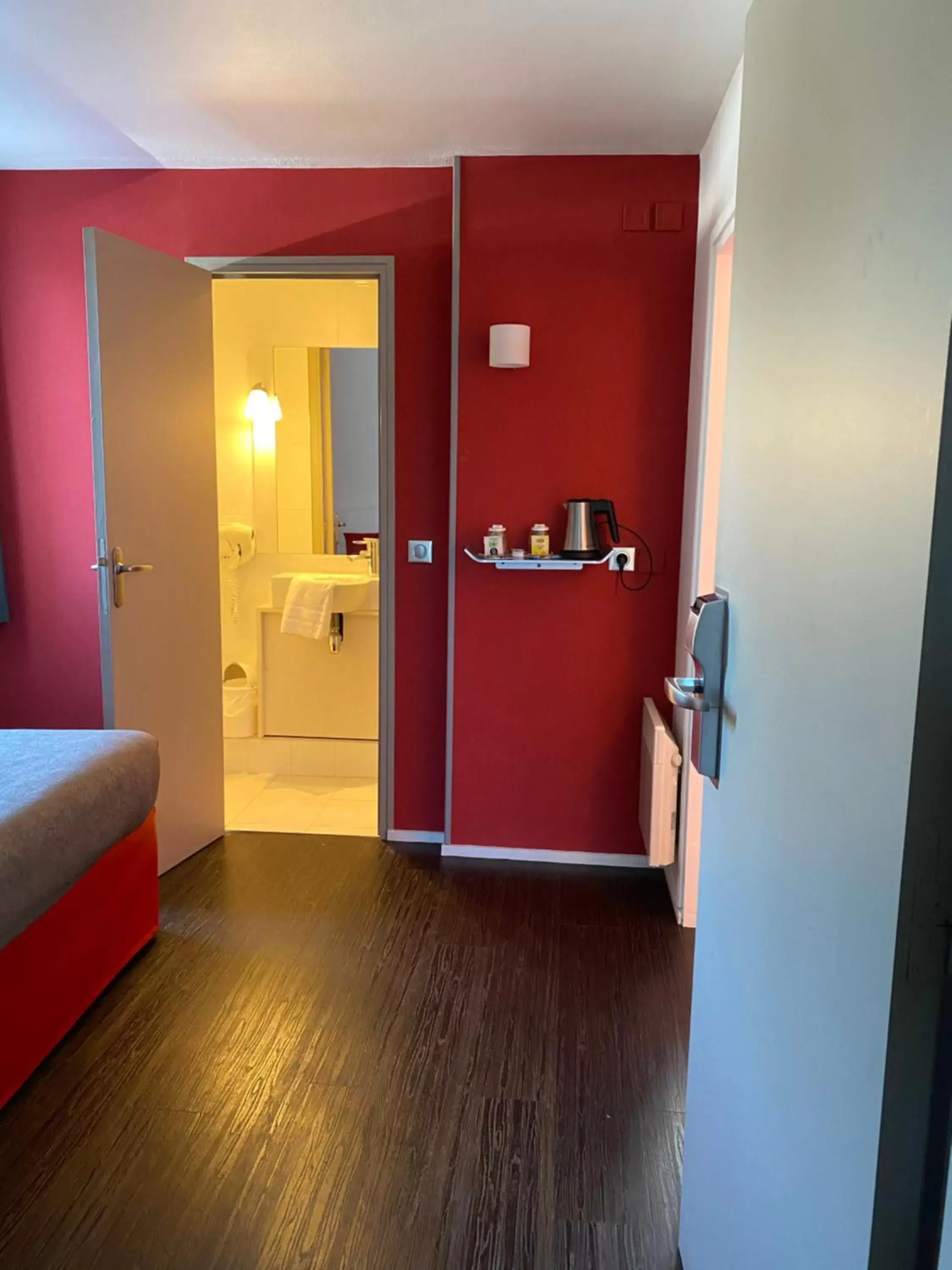 Triple Room with One Double Bed and One Single Bed in Kyriad Quimper Sud Triple Room with One Double Bed and One Single Bed in Kyriad Quimper Sud