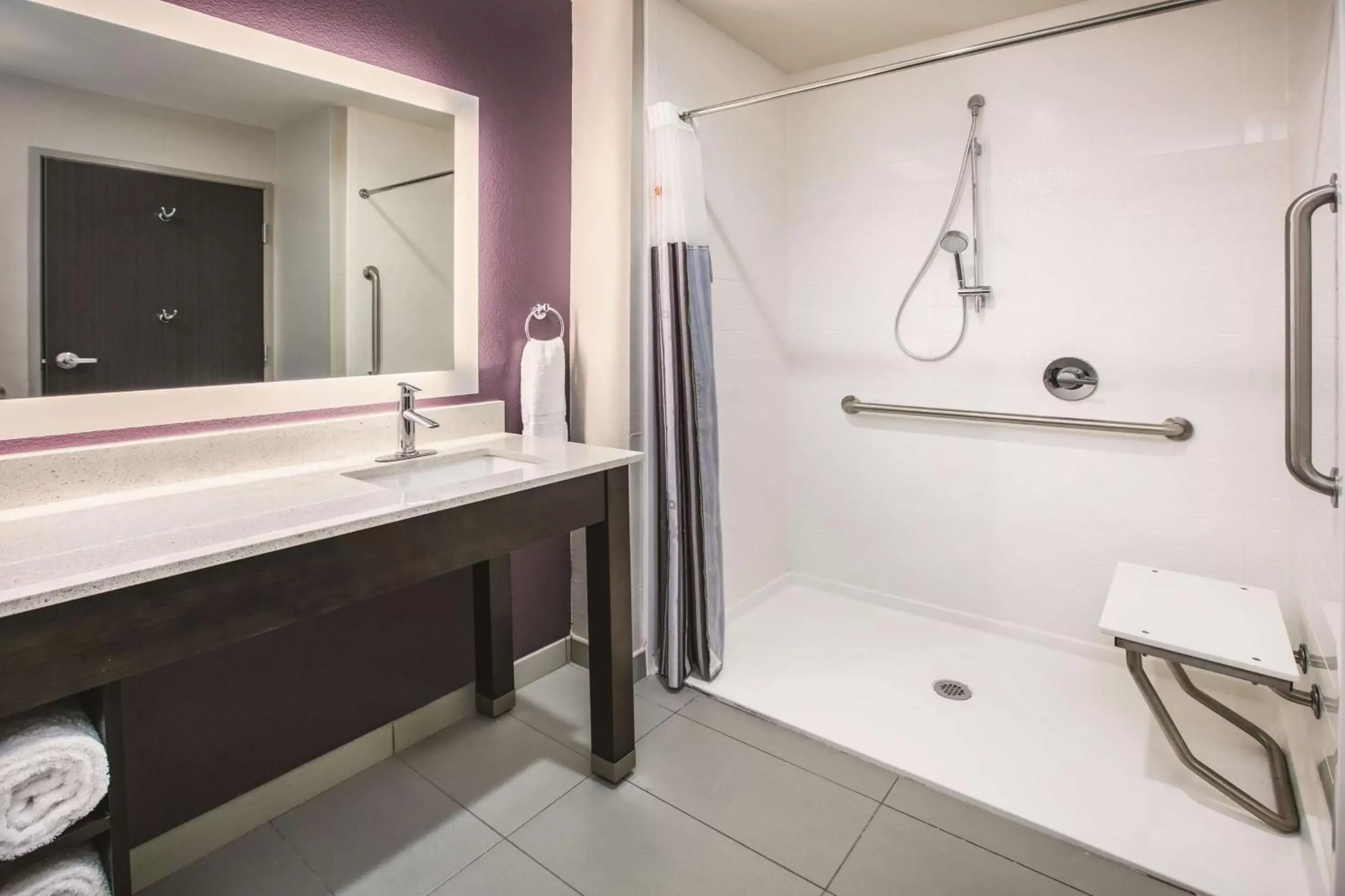 1 King Bed, Executive Mobility Accessible Room, Roll-In Shower, Non-Smoking in La Quinta by Wyndham Dallas - Richardson 1 King Bed, Executive Mobility Accessible Room, Roll-In Shower, Non-Smoking in La Quinta by Wyndham Dallas - Richardson