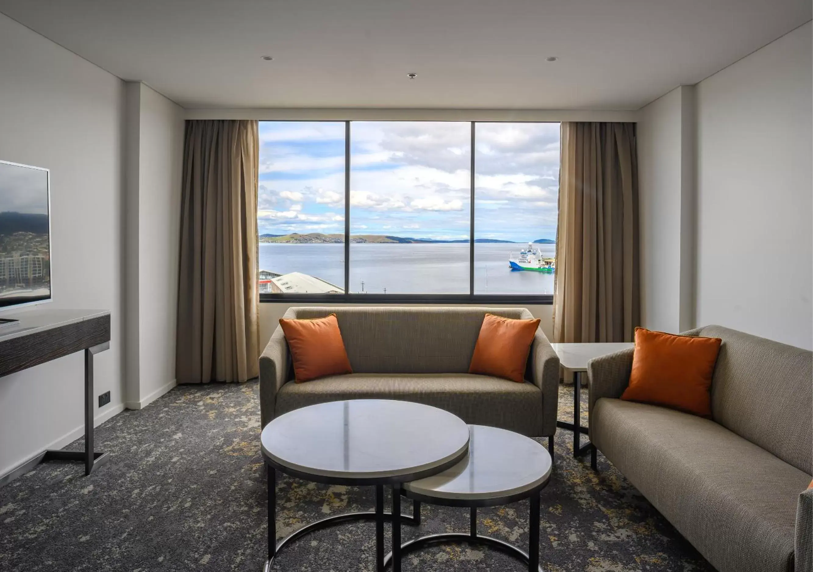 Executive Suite with Harbor View in Hotel Grand Chancellor Hobart Executive Suite with Harbor View in Hotel Grand Chancellor Hobart