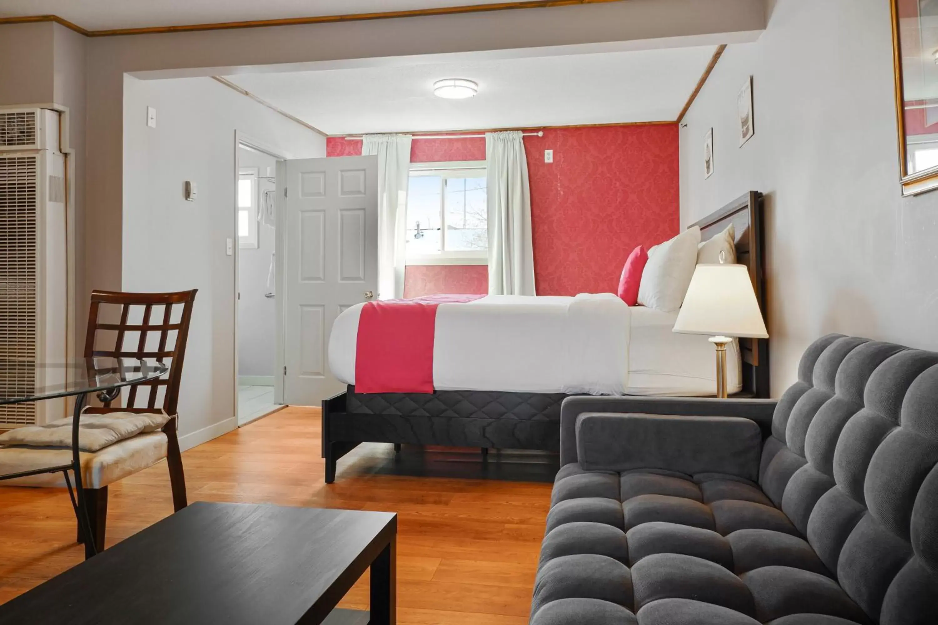 Superior King Room in Hotel Bethel - Fort MacLeod, AB Superior King Room in Hotel Bethel - Fort MacLeod, AB