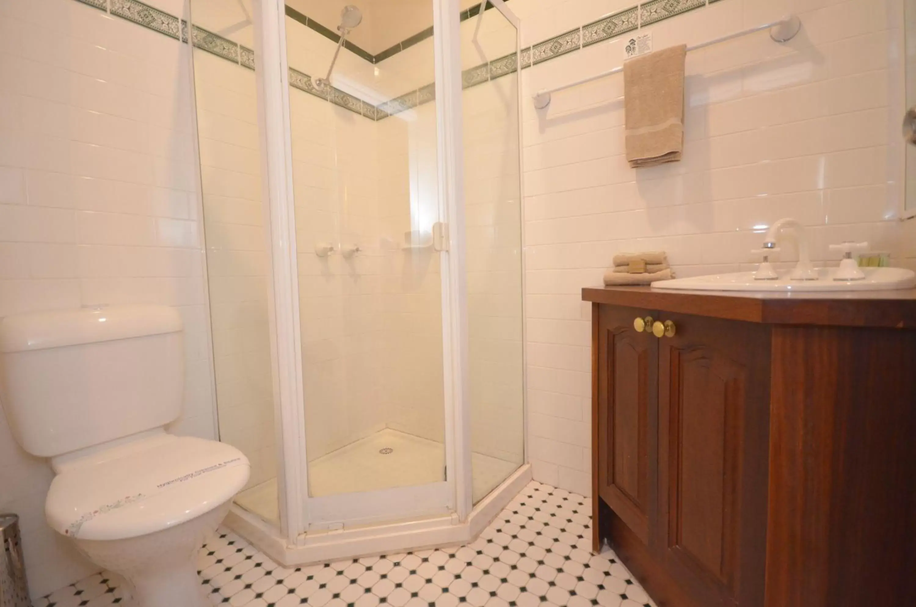 Queen Room in Central Springs Inn Queen Room in Central Springs Inn