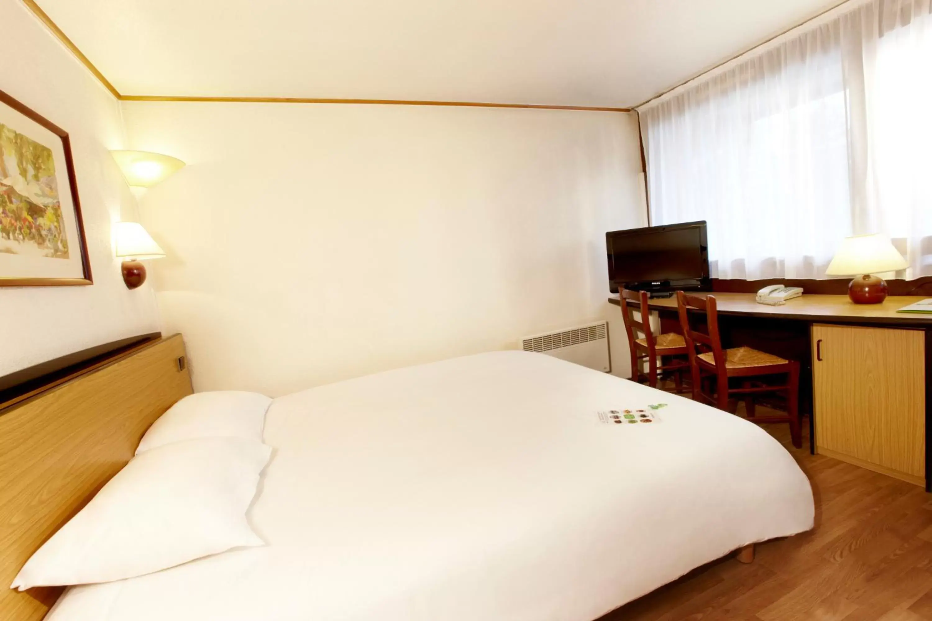 Triple Room (1 Double bed + 1 Junior Bed) - single occupancy in Campanile Dunkerque Est - Armbouts-Cappel Triple Room (1 Double bed + 1 Junior Bed) - single occupancy in Campanile Dunkerque Est - Armbouts-Cappel