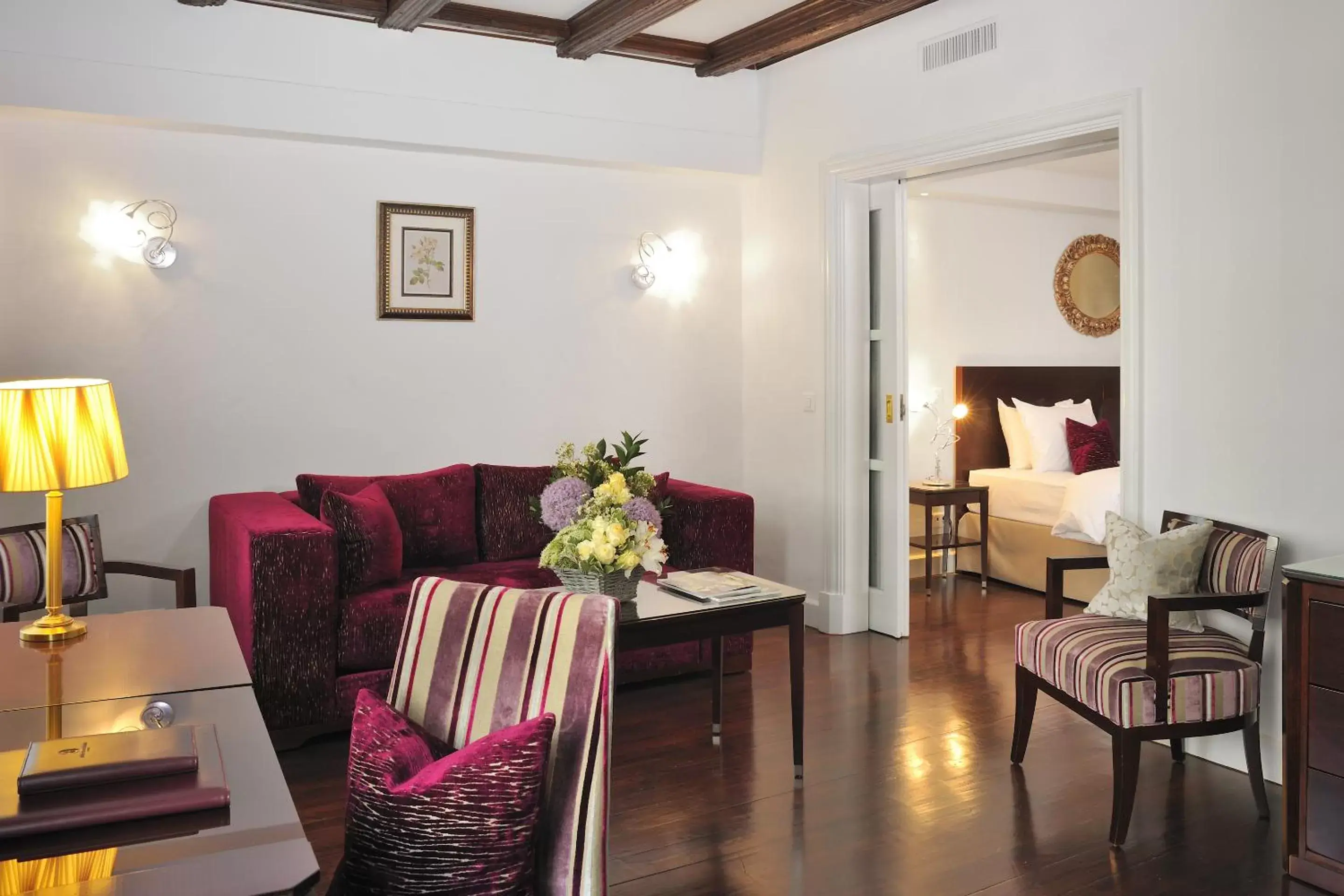 Junior Suite with Twin Beds in Hôtel de la Cigogne Junior Suite with Twin Beds in Hôtel de la Cigogne