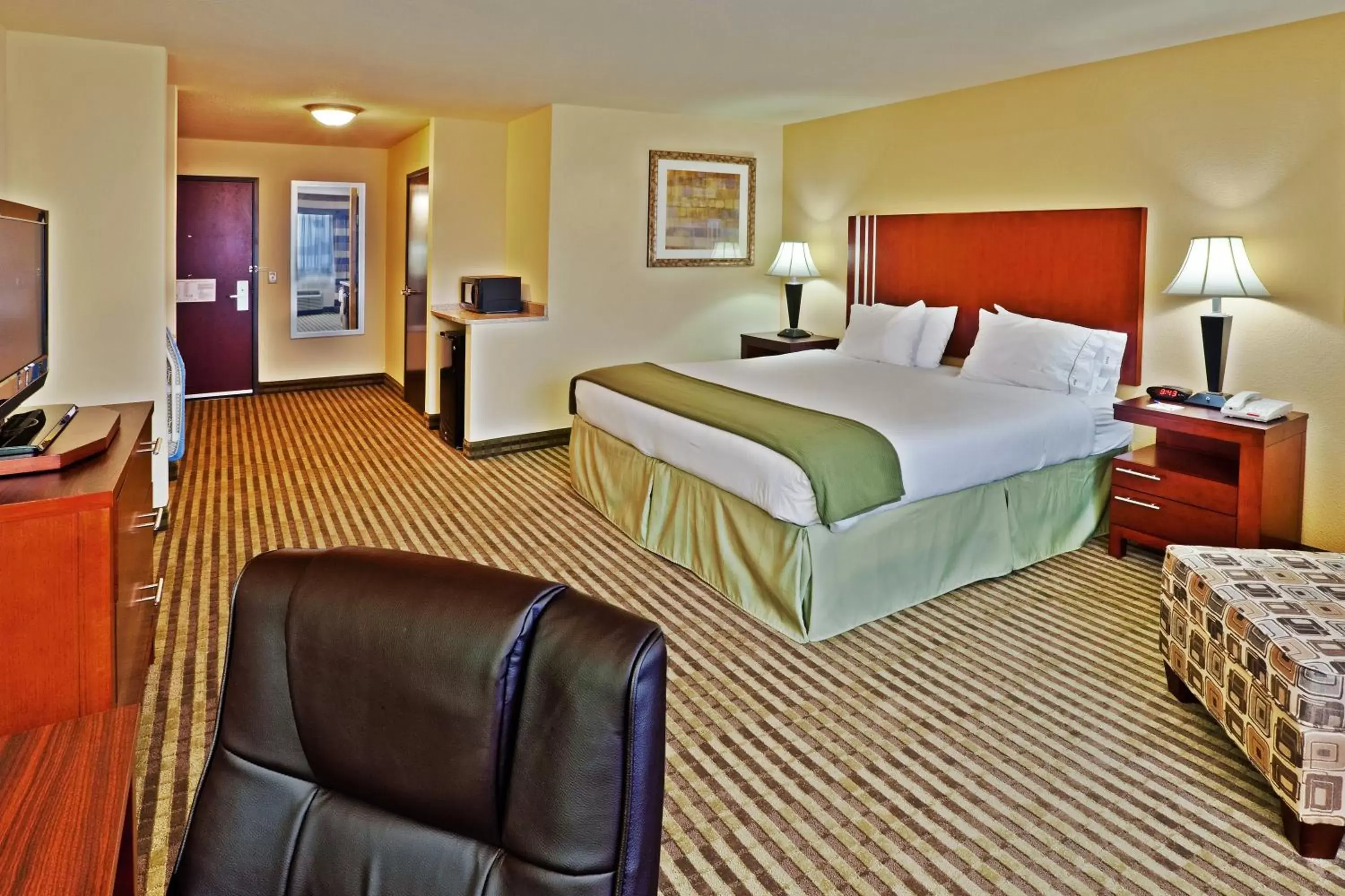 Standard King Room with Roll-in Shower - Mobility Accessible in Holiday Inn Express Ponca City by IHG Standard King Room with Roll-in Shower - Mobility Accessible in Holiday Inn Express Ponca City by IHG