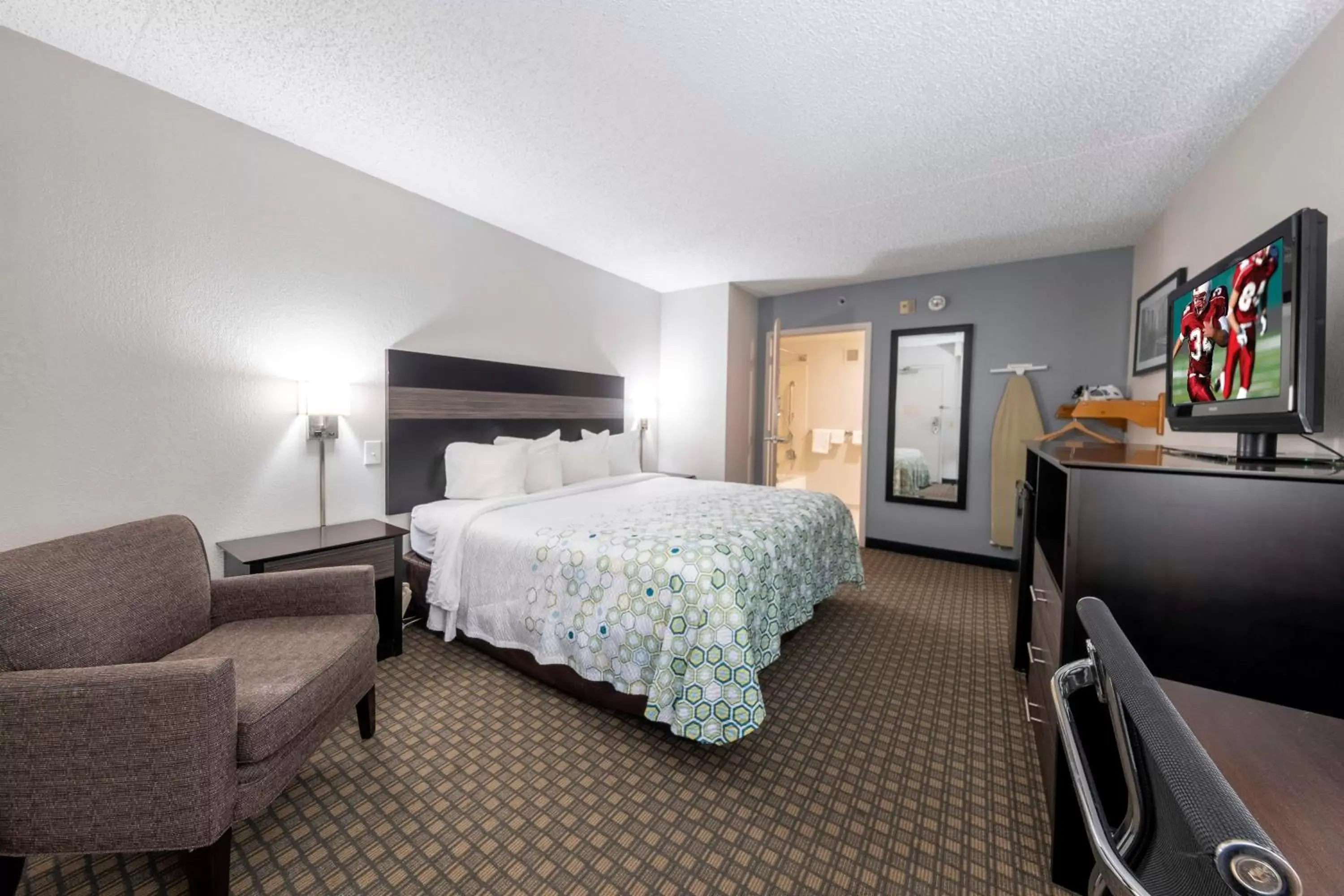 Standard King Room with Microwave & Refrigerator Disability Access Non-Smoking in HomeTown Inn by Red Roof East Syracuse Standard King Room with Microwave & Refrigerator Disability Access Non-Smoking in HomeTown Inn by Red Roof East Syracuse