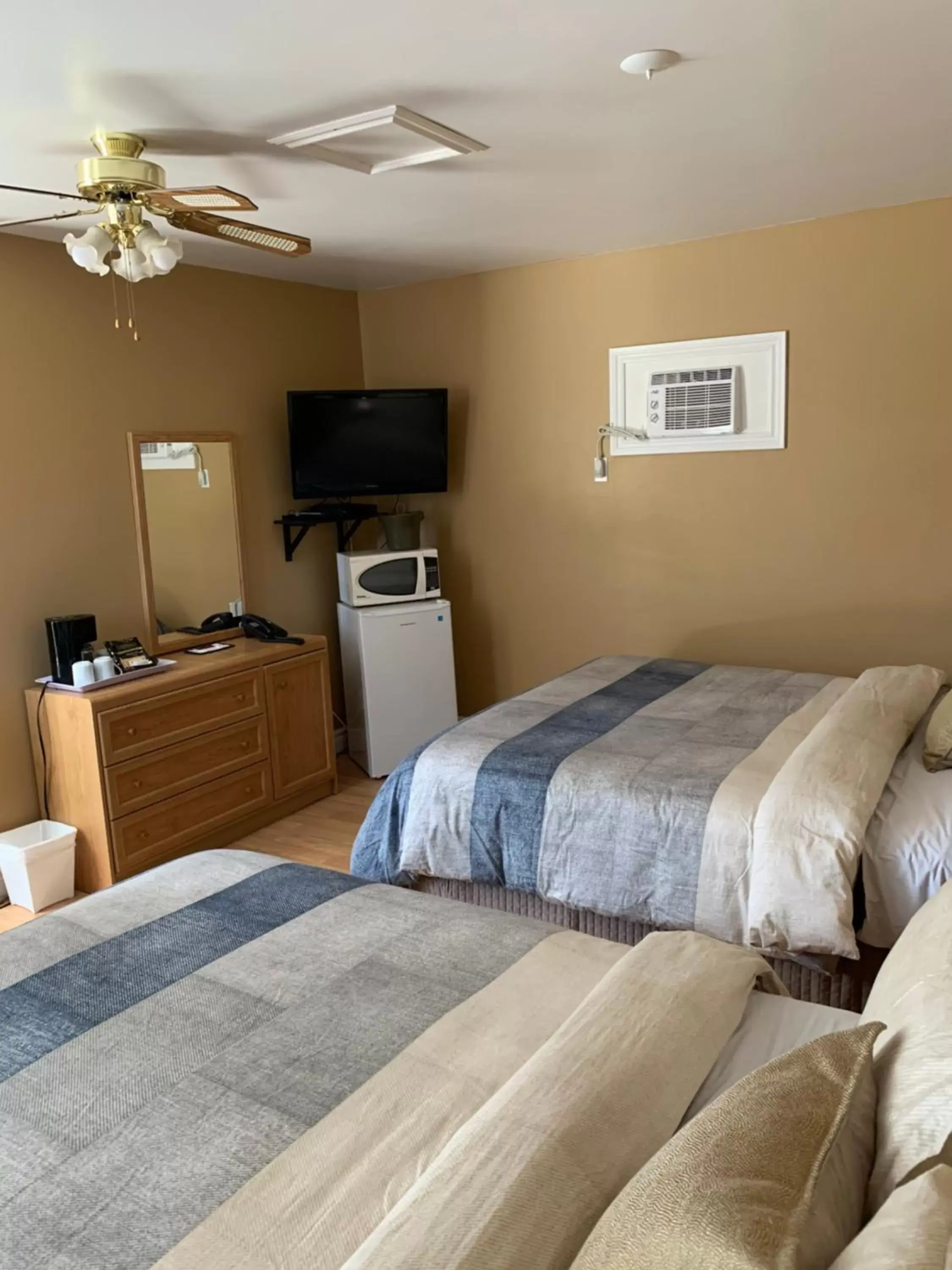 Queen Room with Two Queen Beds in Motel Des Cascades Queen Room with Two Queen Beds in Motel Des Cascades