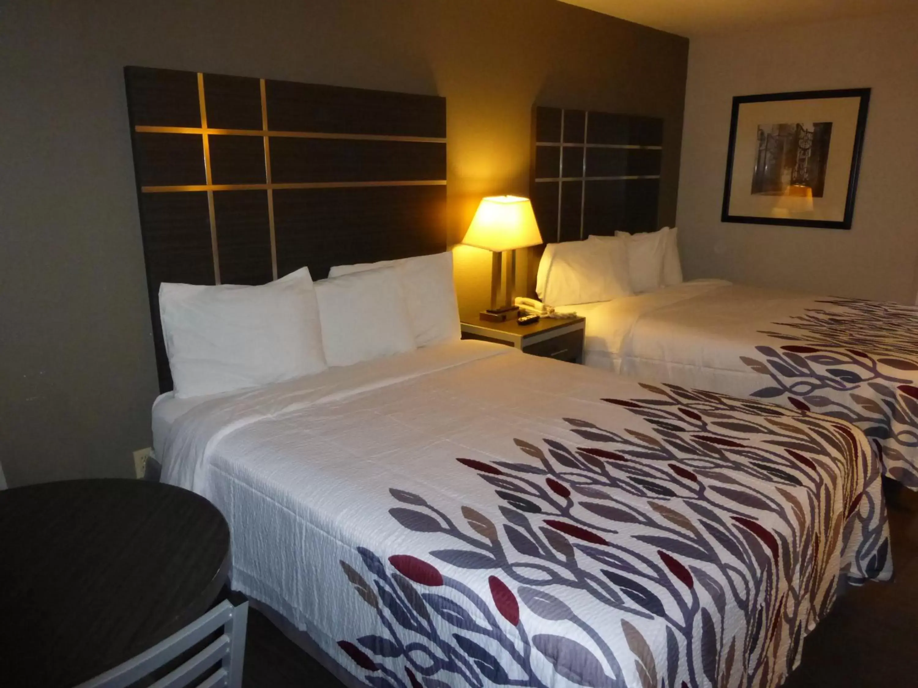 Deluxe Queen Room with Two Queen Beds - Smoking in Red Roof Inn Columbia, TN Deluxe Queen Room with Two Queen Beds - Smoking in Red Roof Inn Columbia, TN